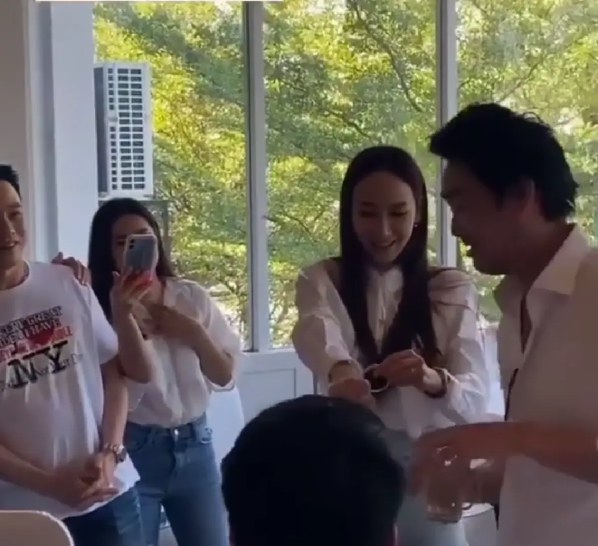 “ไฮโซพก” ทำเซอร์ไพรส์ “อั้ม” มอบของขวัญสุดพิเศษ ราคาเกือบล้านให้ 