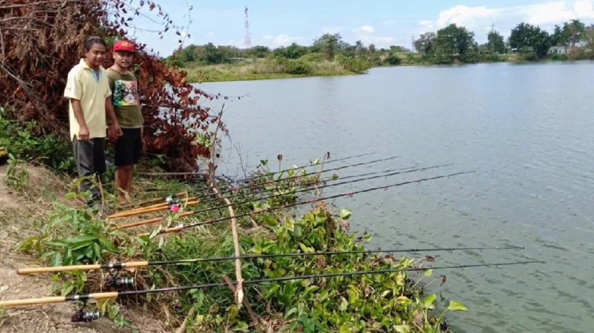 ตะลึงตาค้าง!หนุุ่มหาปลาเจอจระเข้ยักษ์นอนอ้าปากอาบแดด