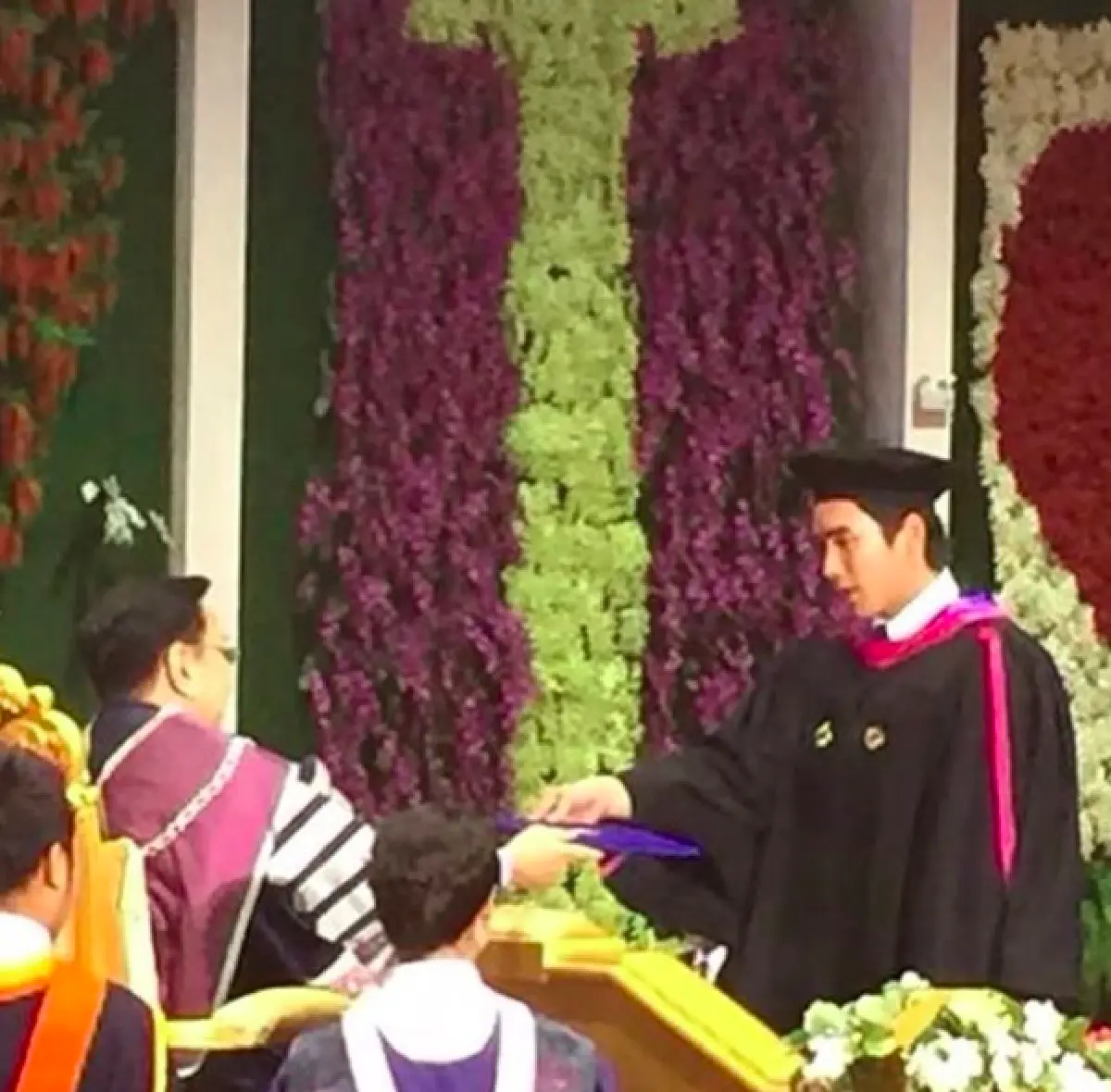 แฟนคลับแห่ยินดี! “ณเดชน์” เรียนจบปริญญาโท สวมชุดครุยเข้ารับปริญญา