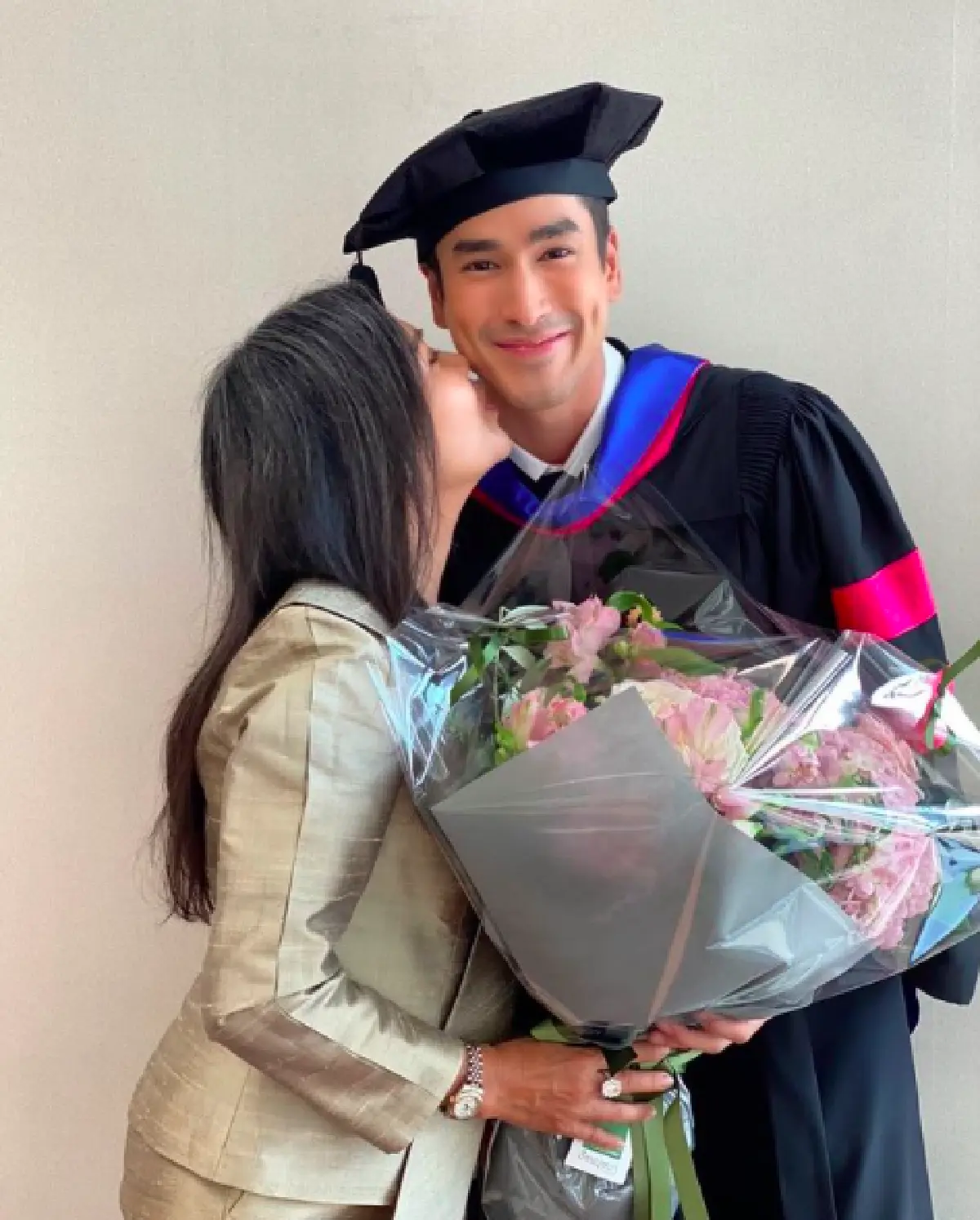 แฟนคลับแห่ยินดี! “ณเดชน์” เรียนจบปริญญาโท สวมชุดครุยเข้ารับปริญญา