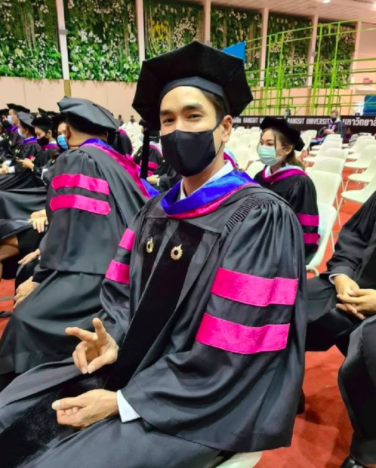 แฟนคลับแห่ยินดี! “ณเดชน์” เรียนจบปริญญาโท สวมชุดครุยเข้ารับปริญญา