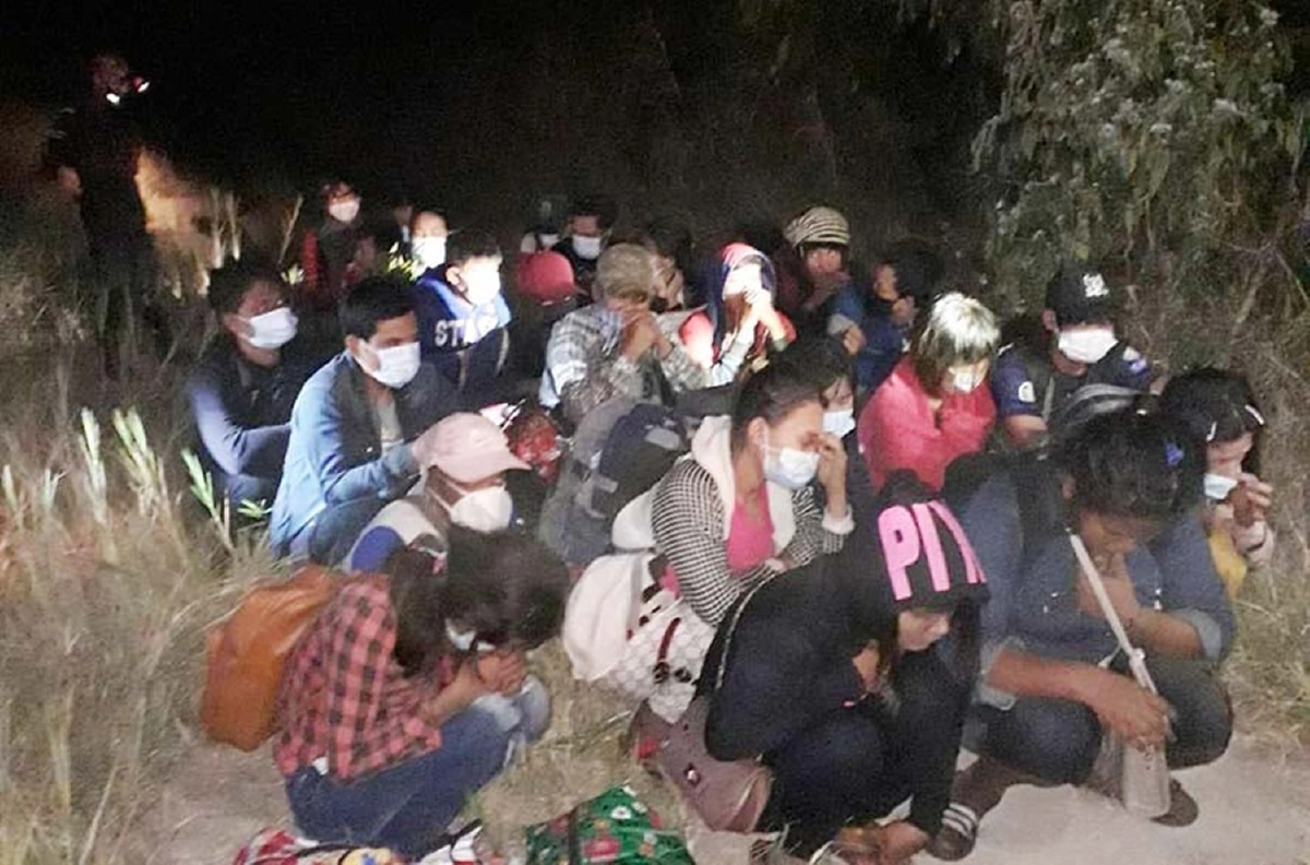 จับ 25 แรงงานเมียนมารอรถมารับหลบเข้าไทยชายแดนบ้านพุน้ำร้อน