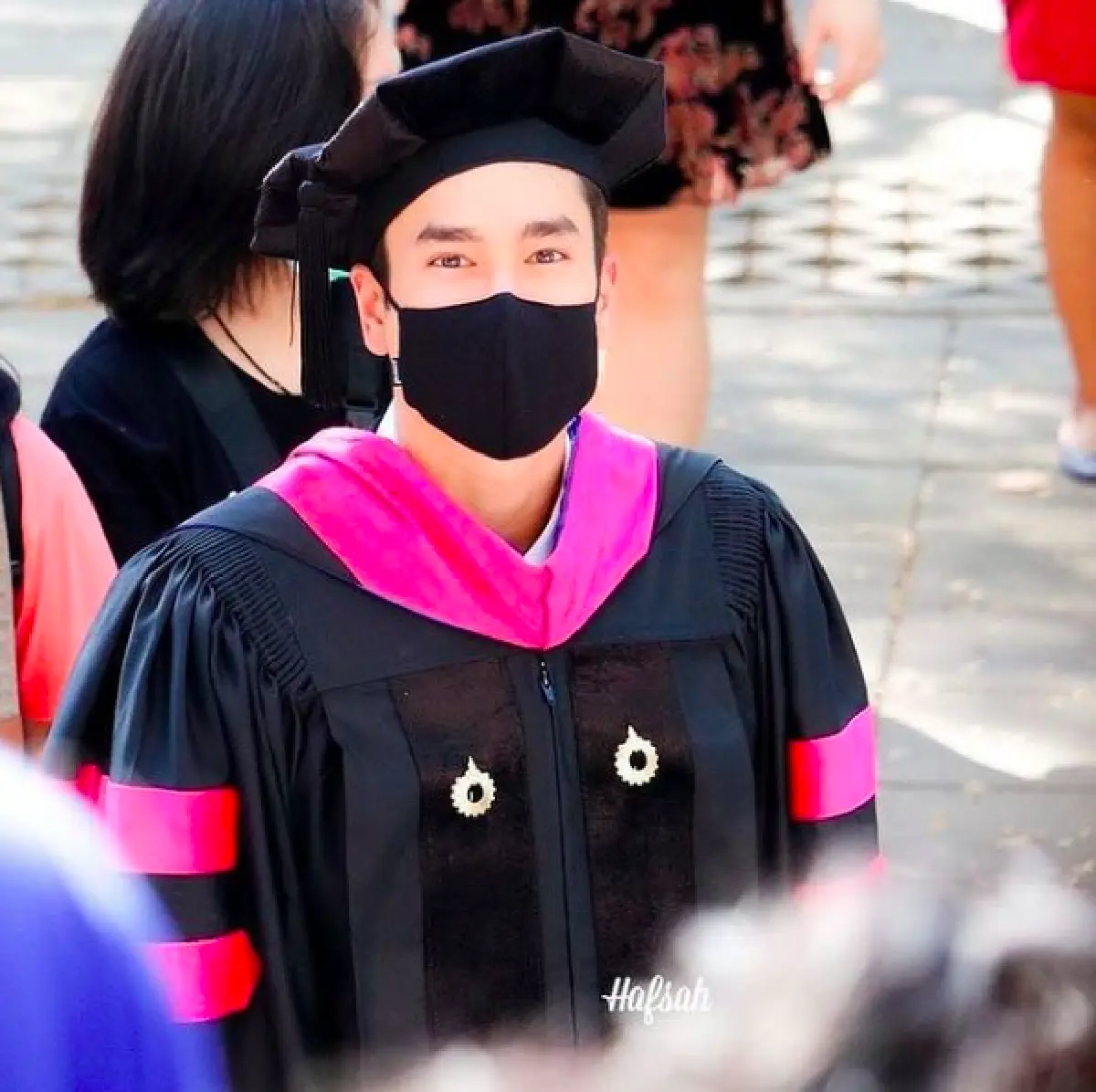 แฟนคลับแห่ยินดี! “ณเดชน์” เรียนจบปริญญาโท สวมชุดครุยเข้ารับปริญญา