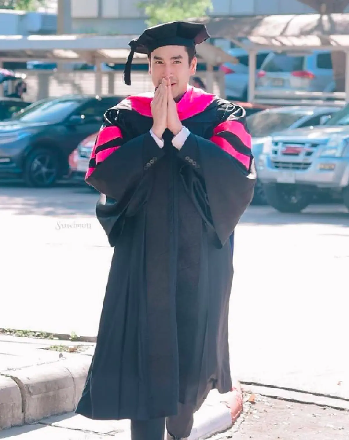 แฟนคลับแห่ยินดี! “ณเดชน์” เรียนจบปริญญาโท สวมชุดครุยเข้ารับปริญญา