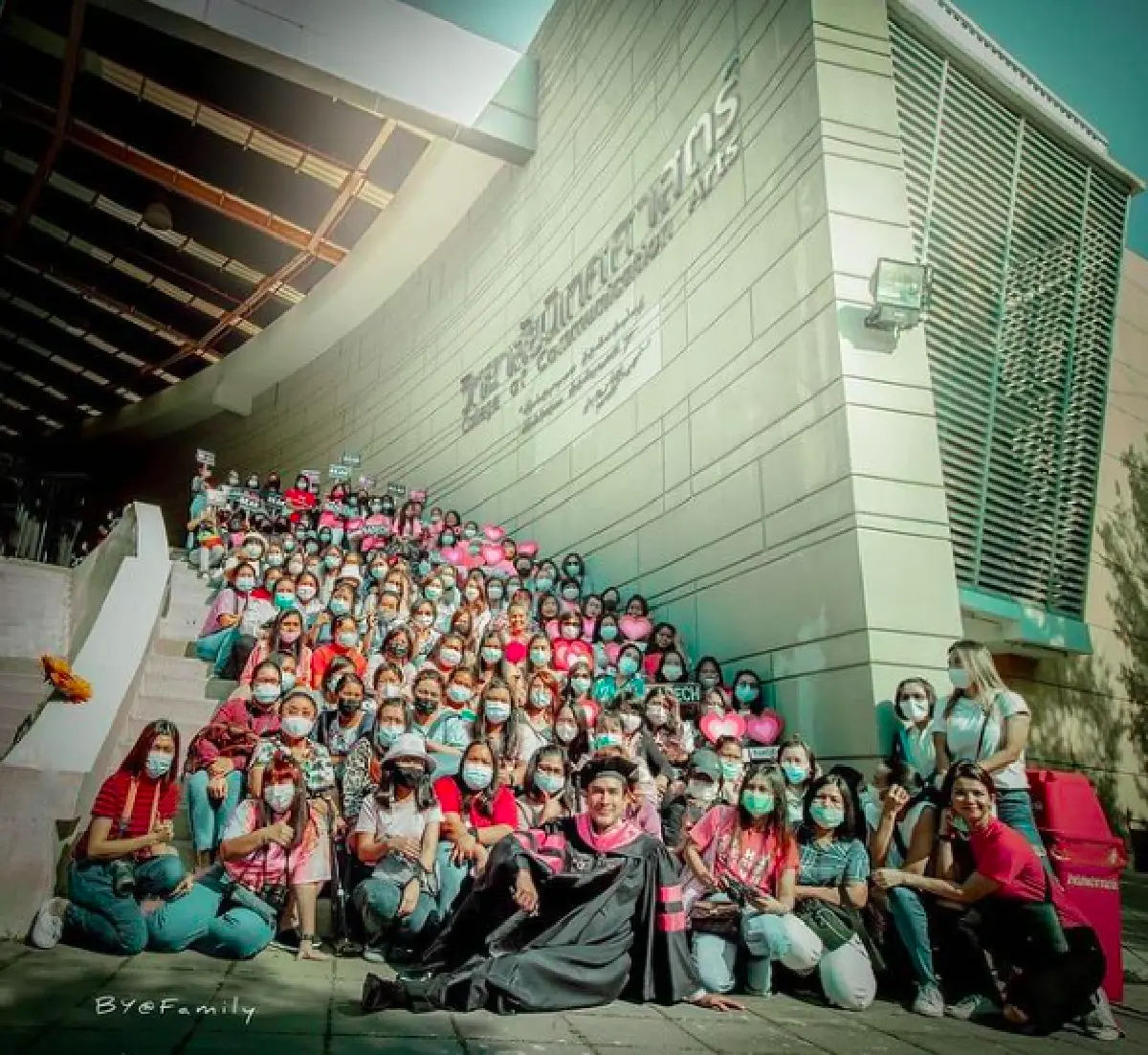 แฟนคลับแห่ยินดี! “ณเดชน์” เรียนจบปริญญาโท สวมชุดครุยเข้ารับปริญญา