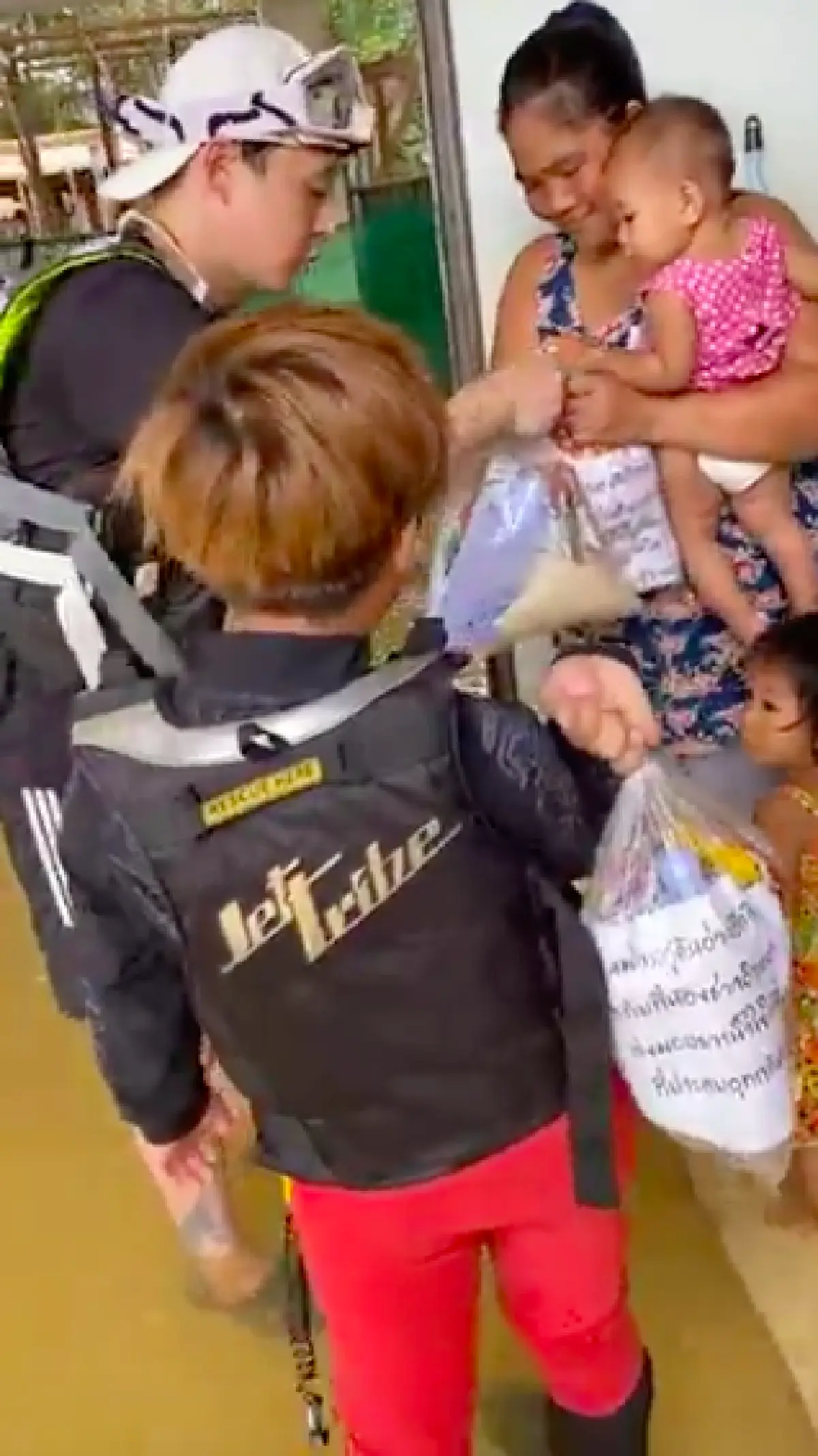 “ปาร์คยูชอน” บินลงใต้ร่วมทีม “เปิ้ล นาคร” เข้าพื้นที่ช่วยน้ำท่วมอย่างไม่ลังเล 