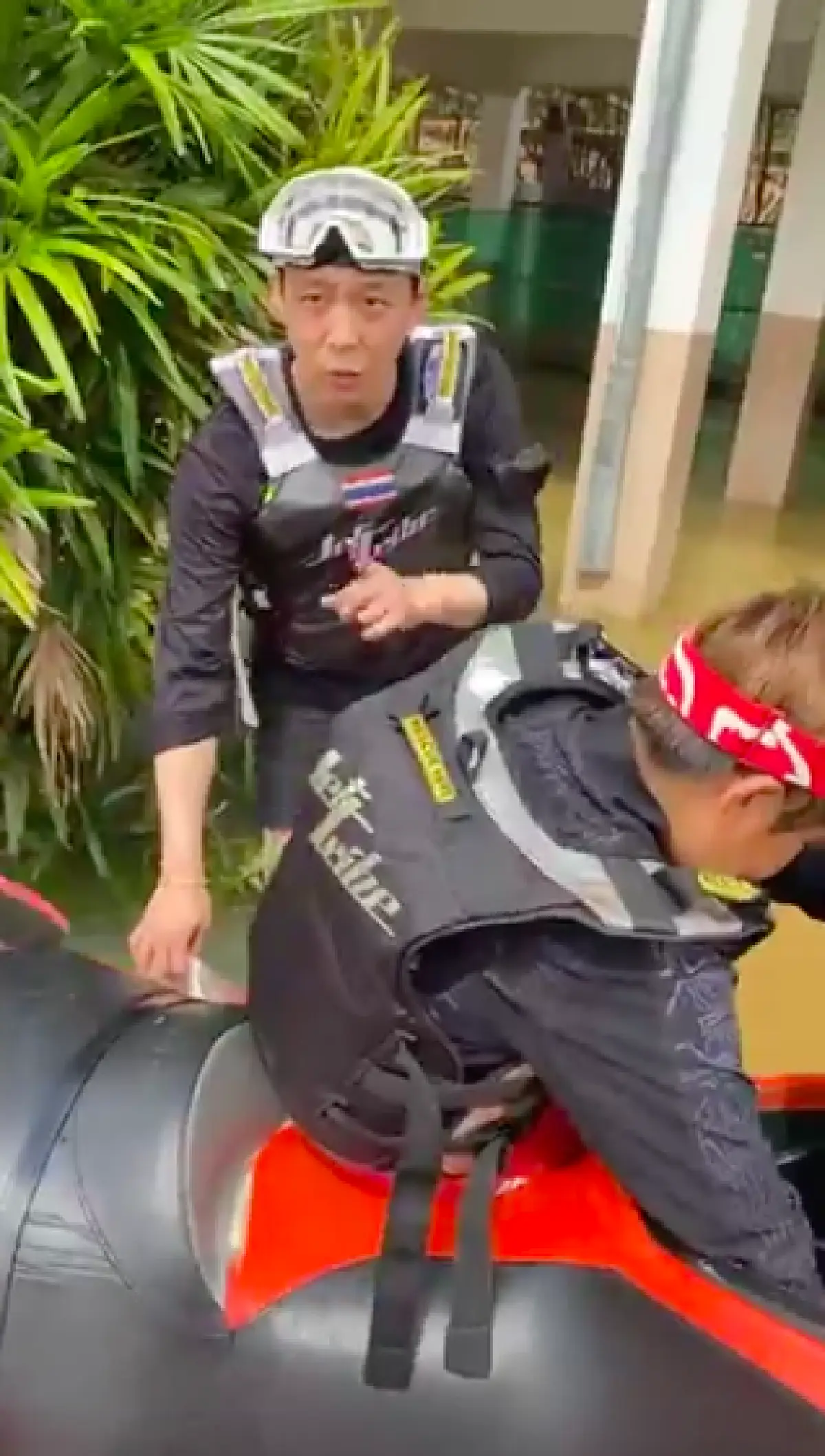 “ปาร์คยูชอน” บินลงใต้ร่วมทีม “เปิ้ล นาคร” เข้าพื้นที่ช่วยน้ำท่วมอย่างไม่ลังเล 