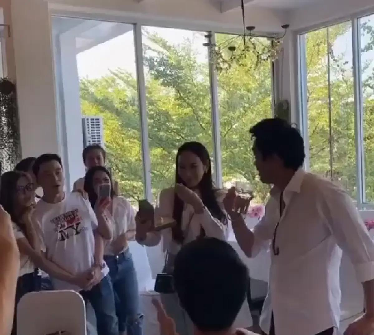 “ไฮโซพก” ทำเซอร์ไพรส์ “อั้ม” มอบของขวัญสุดพิเศษ ราคาเกือบล้านให้ 