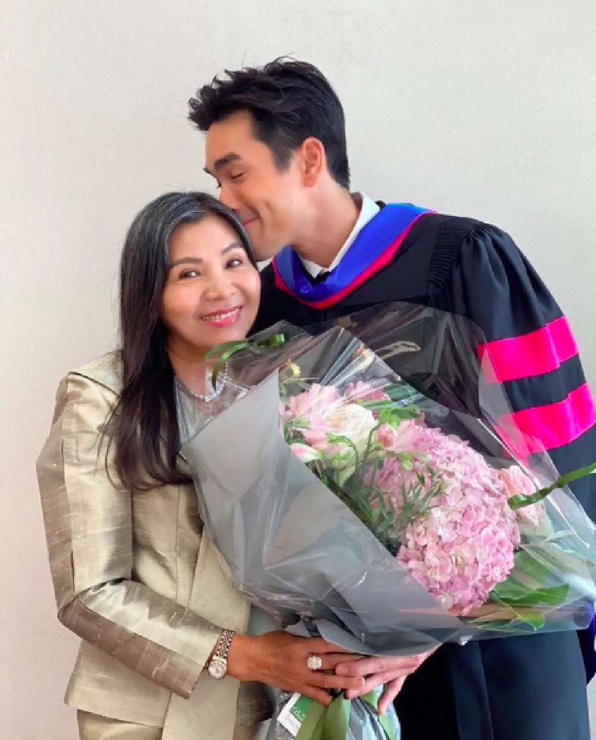 แฟนคลับแห่ยินดี! “ณเดชน์” เรียนจบปริญญาโท สวมชุดครุยเข้ารับปริญญา