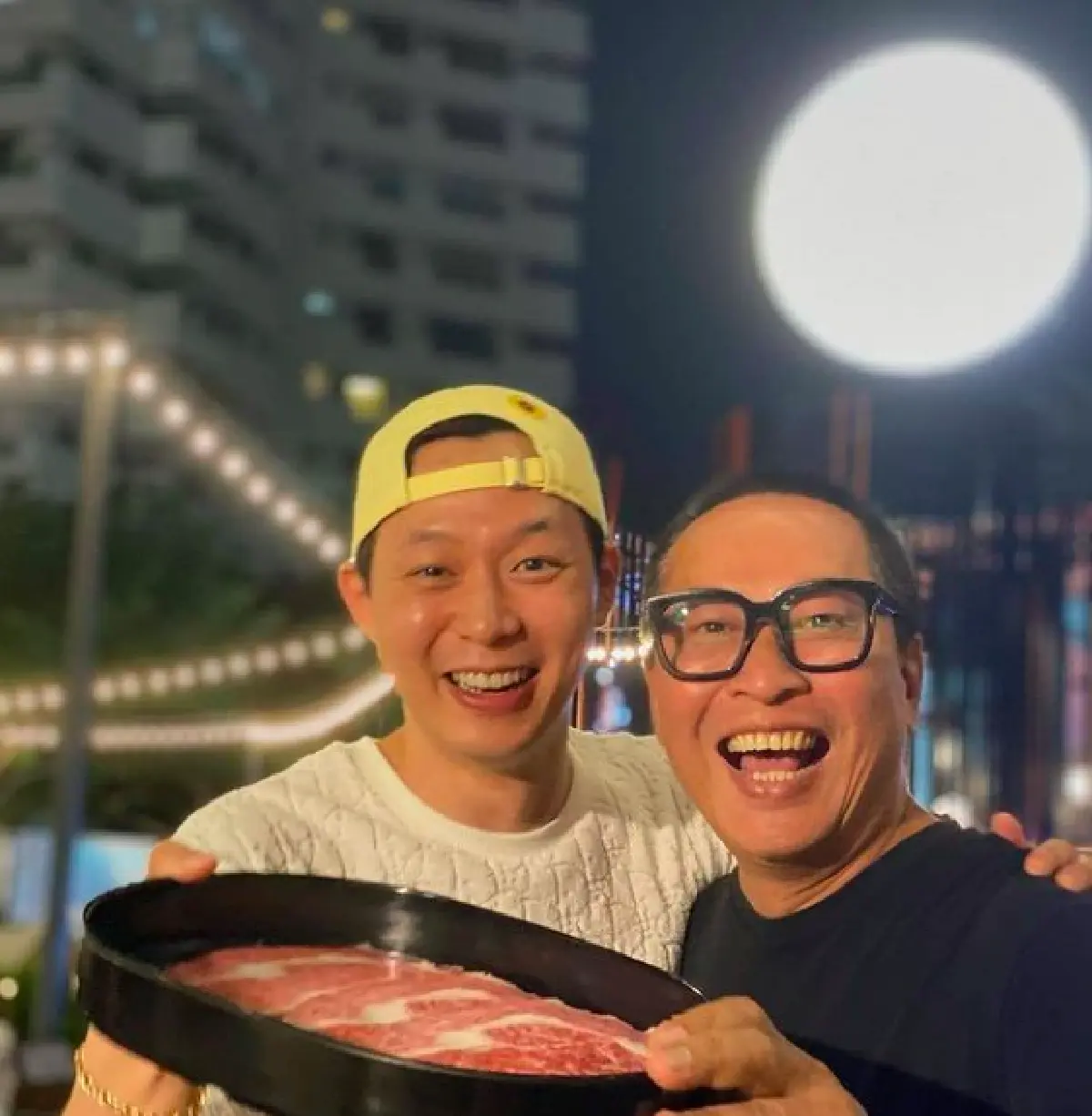 “ปาร์คยูชอน” บินลงใต้ร่วมทีม “เปิ้ล นาคร” เข้าพื้นที่ช่วยน้ำท่วมอย่างไม่ลังเล 