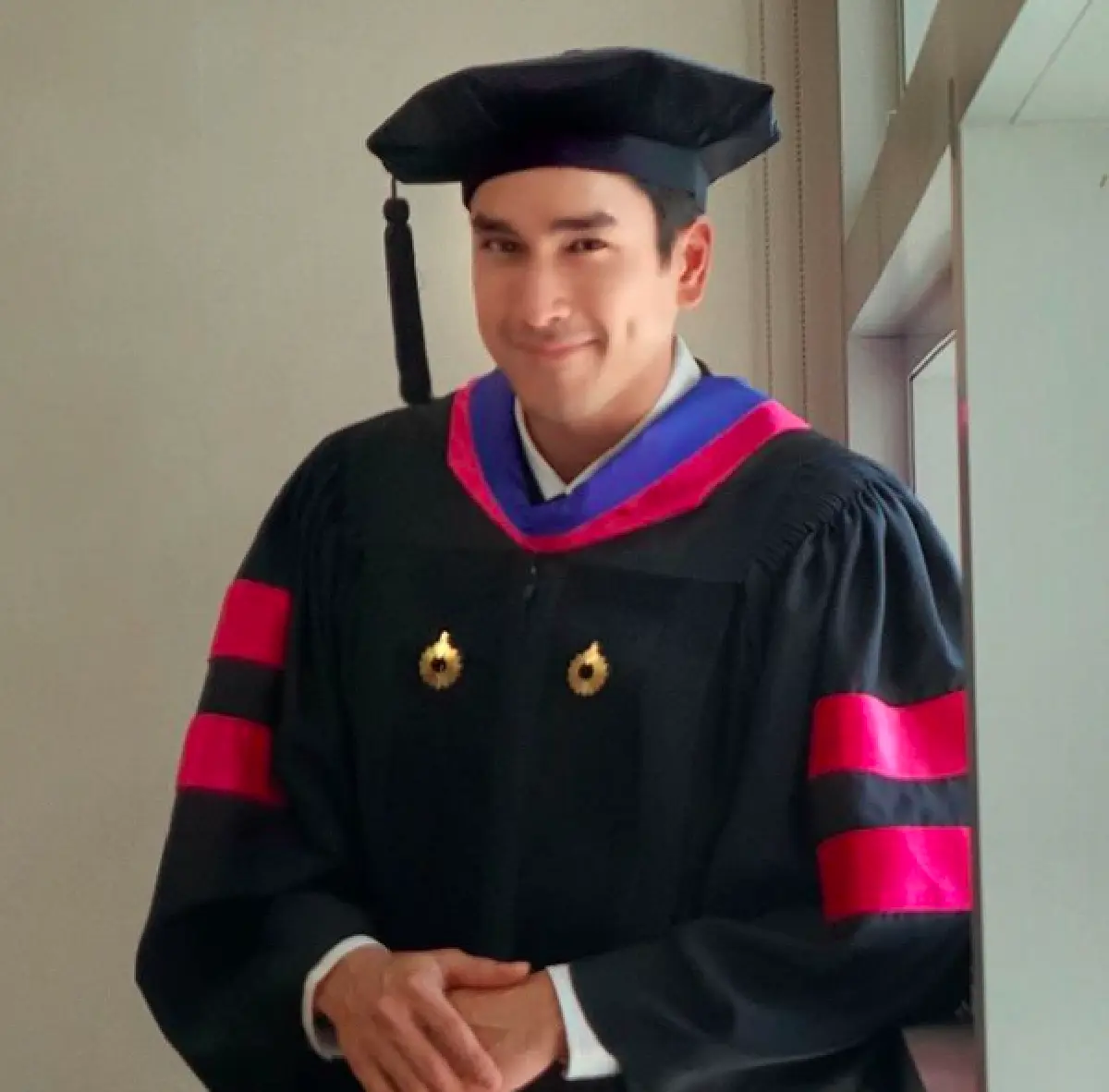 แฟนคลับแห่ยินดี! “ณเดชน์” เรียนจบปริญญาโท สวมชุดครุยเข้ารับปริญญา