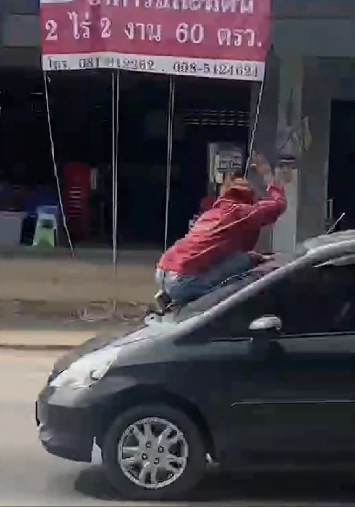 เหมือนในหนัง!เมียเกาะฝากระโปรงหน้ารถขอเคลียร์กับผัว