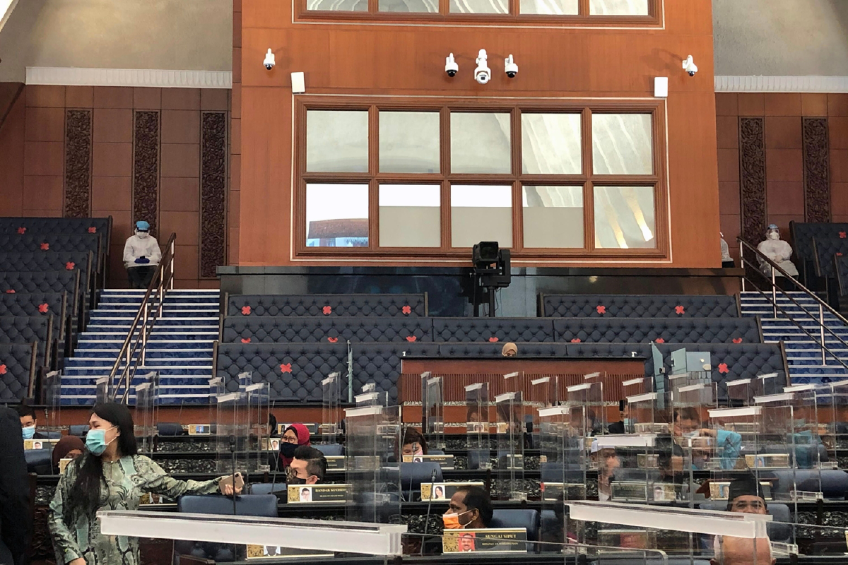 รมต.มาเลเซียเสี่ยงติดเชื้อแต่ยังประชุมสภา ทำฝ่ายค้านฮือต้าน