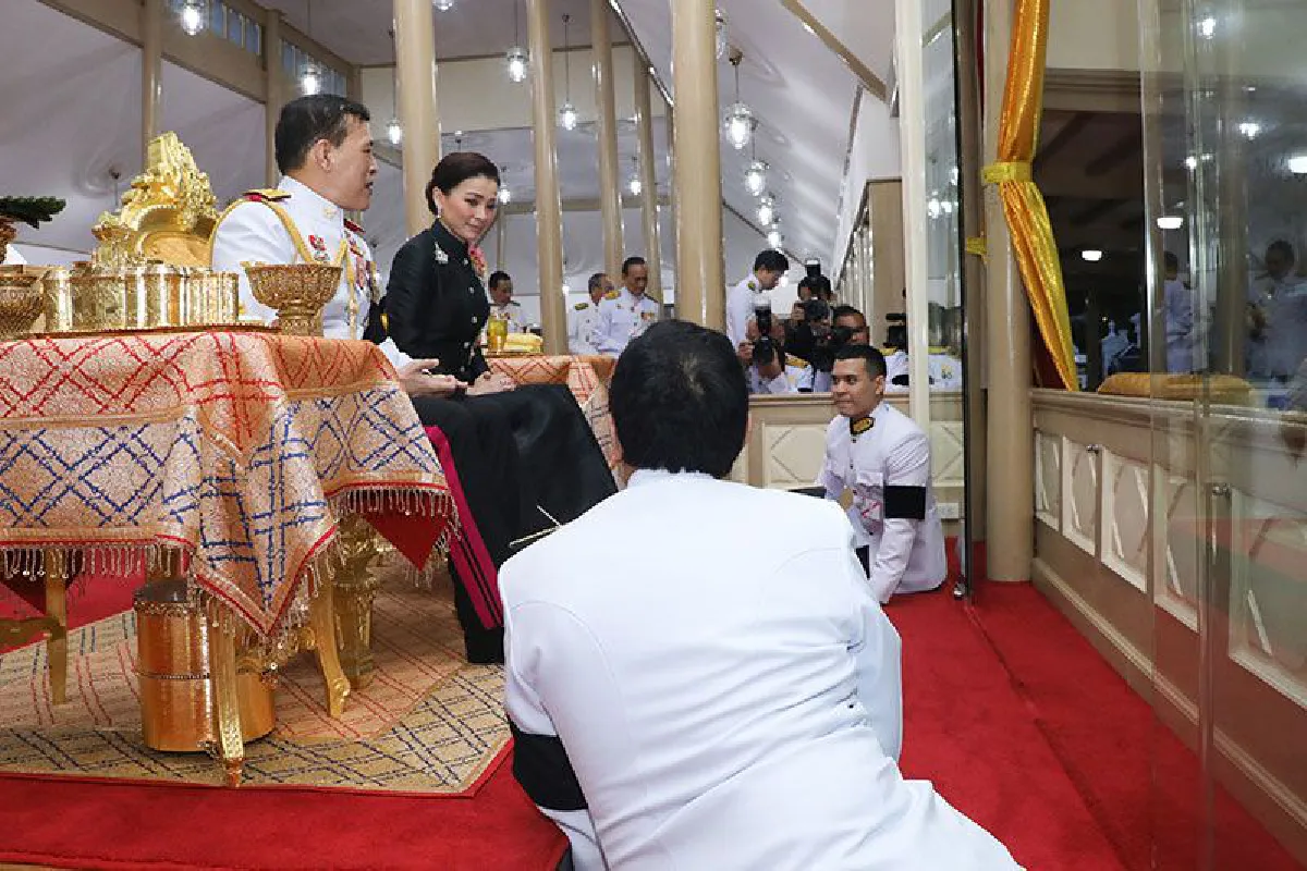 "ในหลวง-พระราชินี"เสด็จฯพระราชทานเพลิงศพ ขวัญแก้ว วัชโรทัย