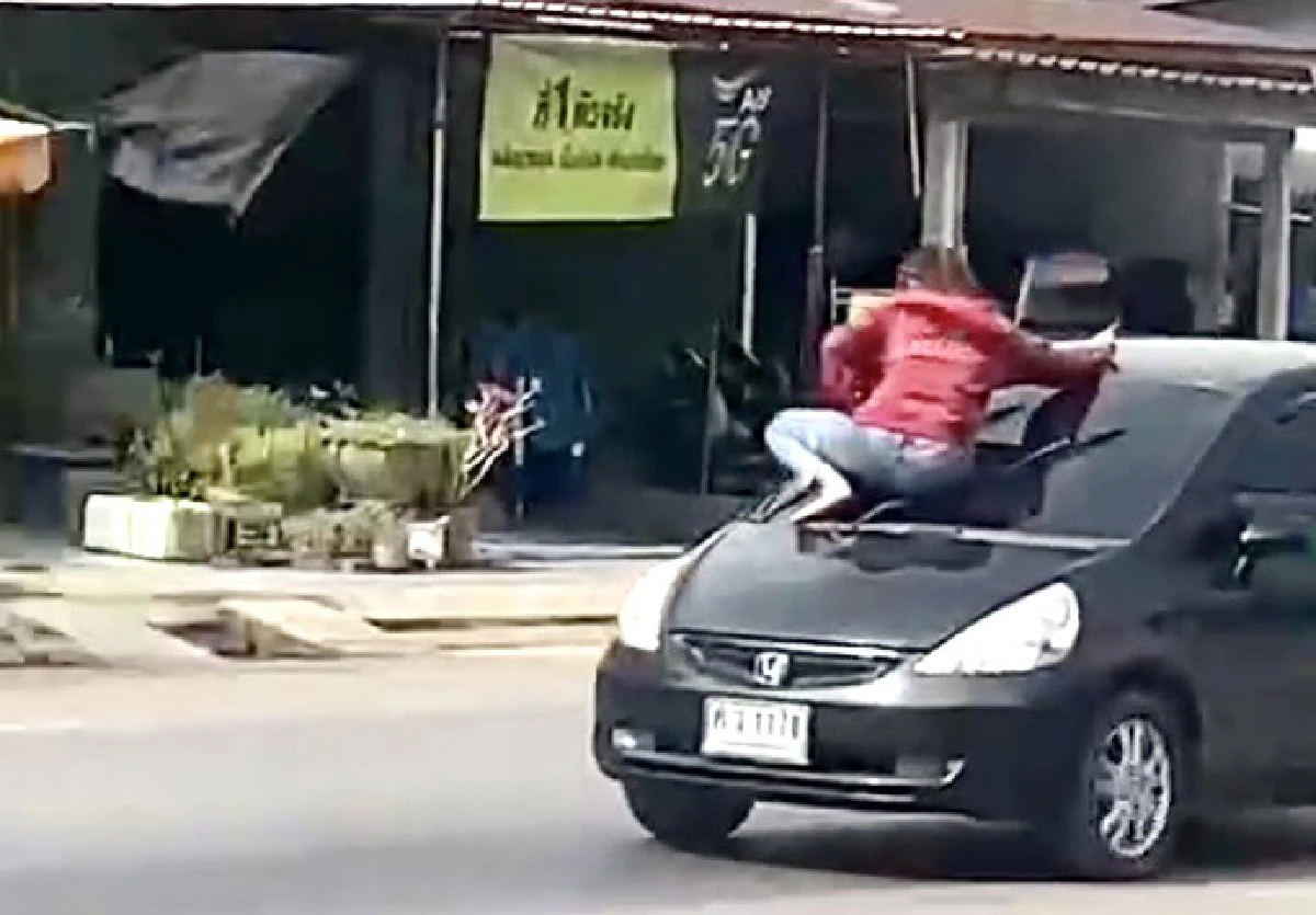 เหมือนในหนัง!เมียเกาะฝากระโปรงหน้ารถขอเคลียร์กับผัว