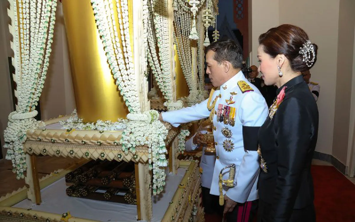 "ในหลวง-พระราชินี"เสด็จฯพระราชทานเพลิงศพ ขวัญแก้ว วัชโรทัย