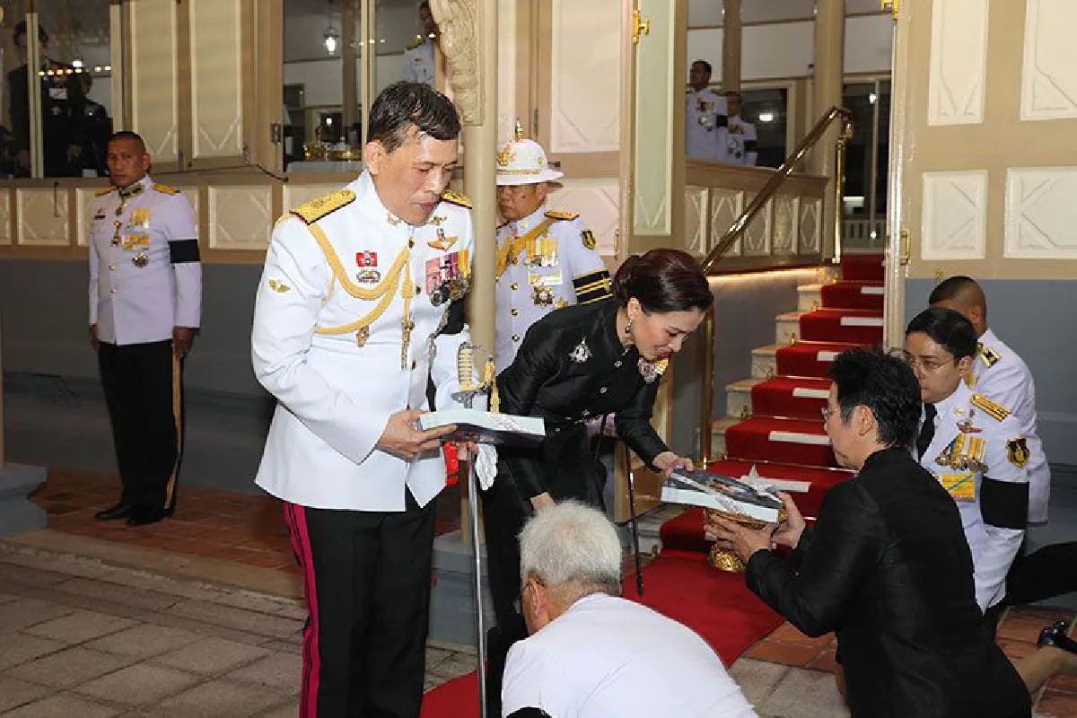 "ในหลวง-พระราชินี"เสด็จฯพระราชทานเพลิงศพ ขวัญแก้ว วัชโรทัย