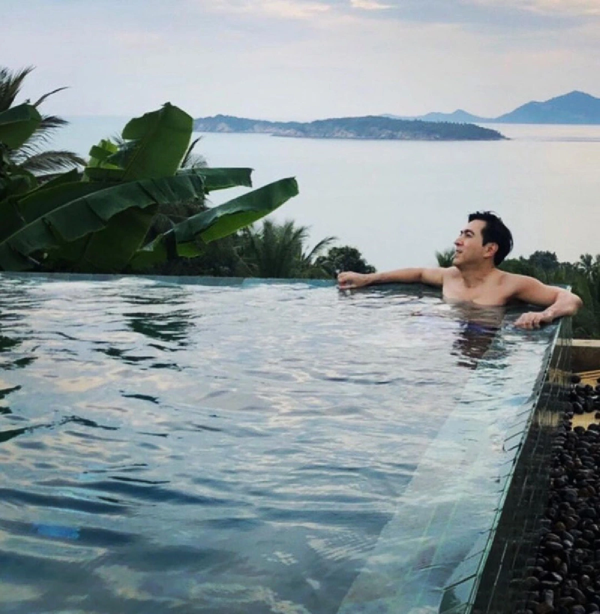 แซม ยุรนันท์ อวดหุ่นสุดเฟิร์มในวัย 57 ปี หล่อเท่ดูดีตลอดกาล