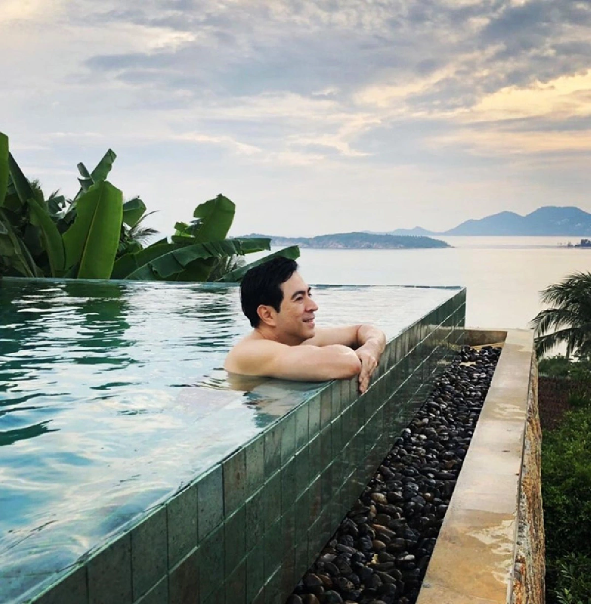 แซม ยุรนันท์ อวดหุ่นสุดเฟิร์มในวัย 57 ปี หล่อเท่ดูดีตลอดกาล