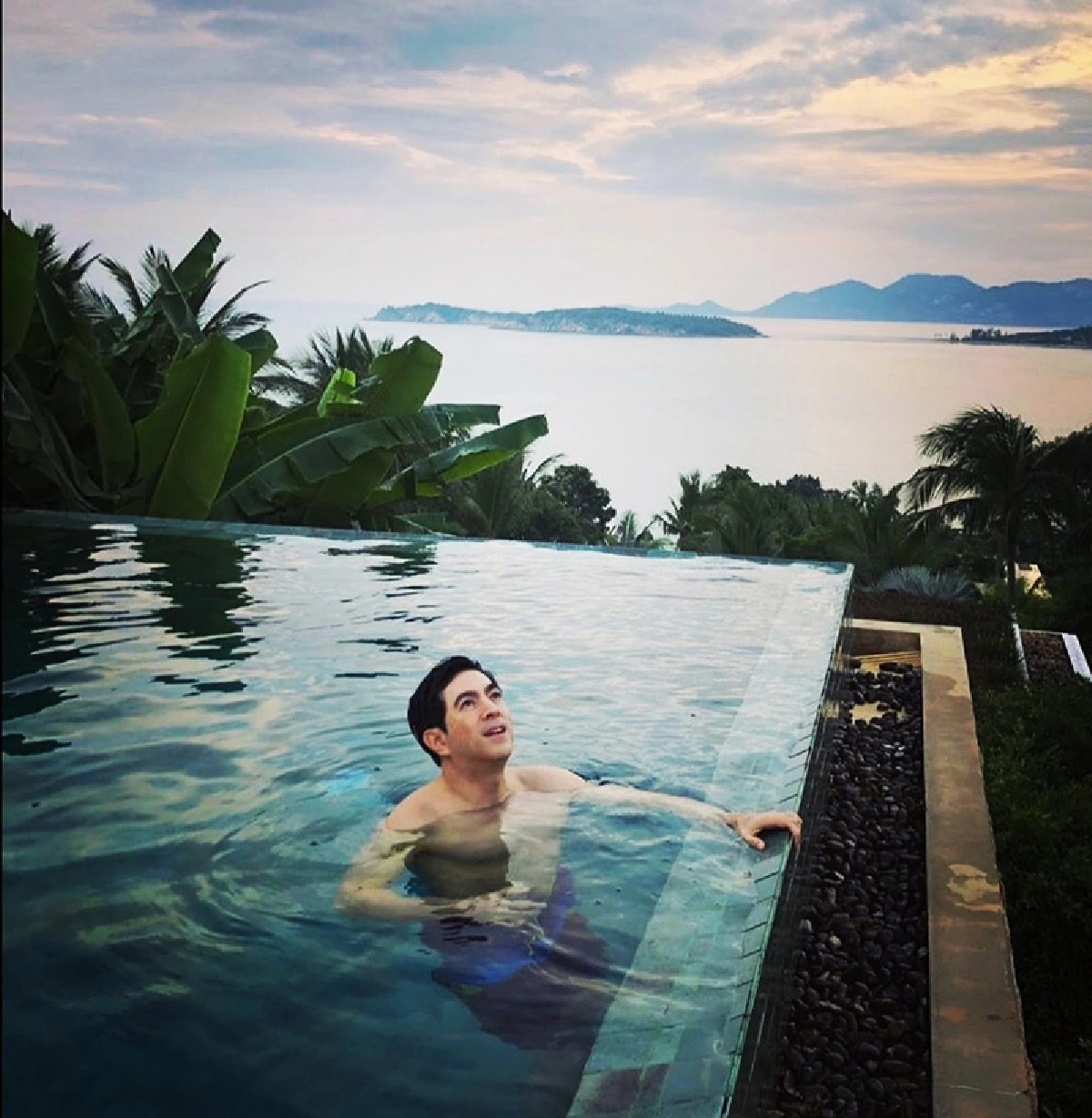 แซม ยุรนันท์ อวดหุ่นสุดเฟิร์มในวัย 57 ปี หล่อเท่ดูดีตลอดกาล