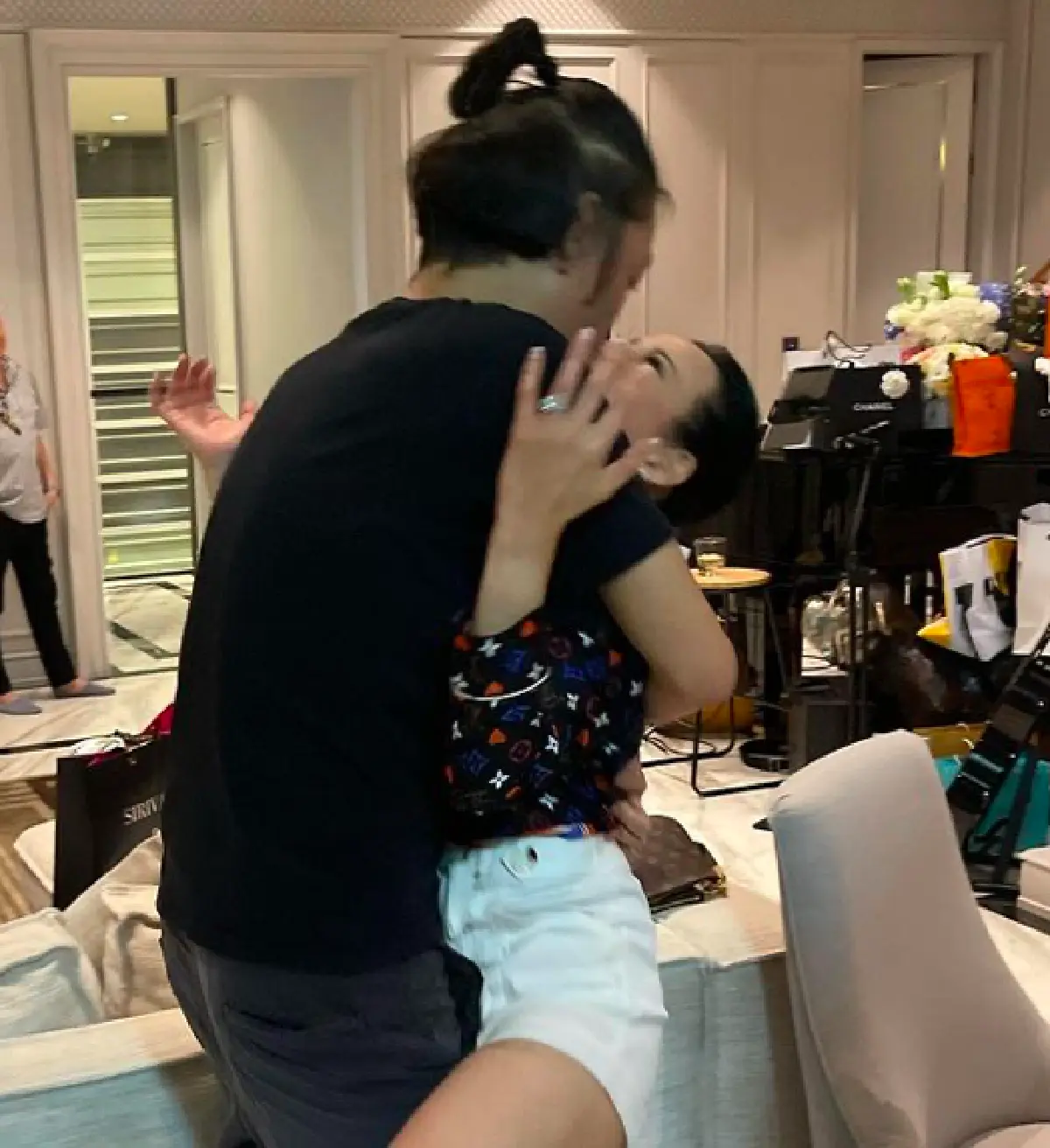 หวานหยดย้อย “จิน” จูบปากภรรยา “หนิง ปณิตา” อย่างดูดดื่ม เล่นใหญ่ยิ่งกว่าในละคร!