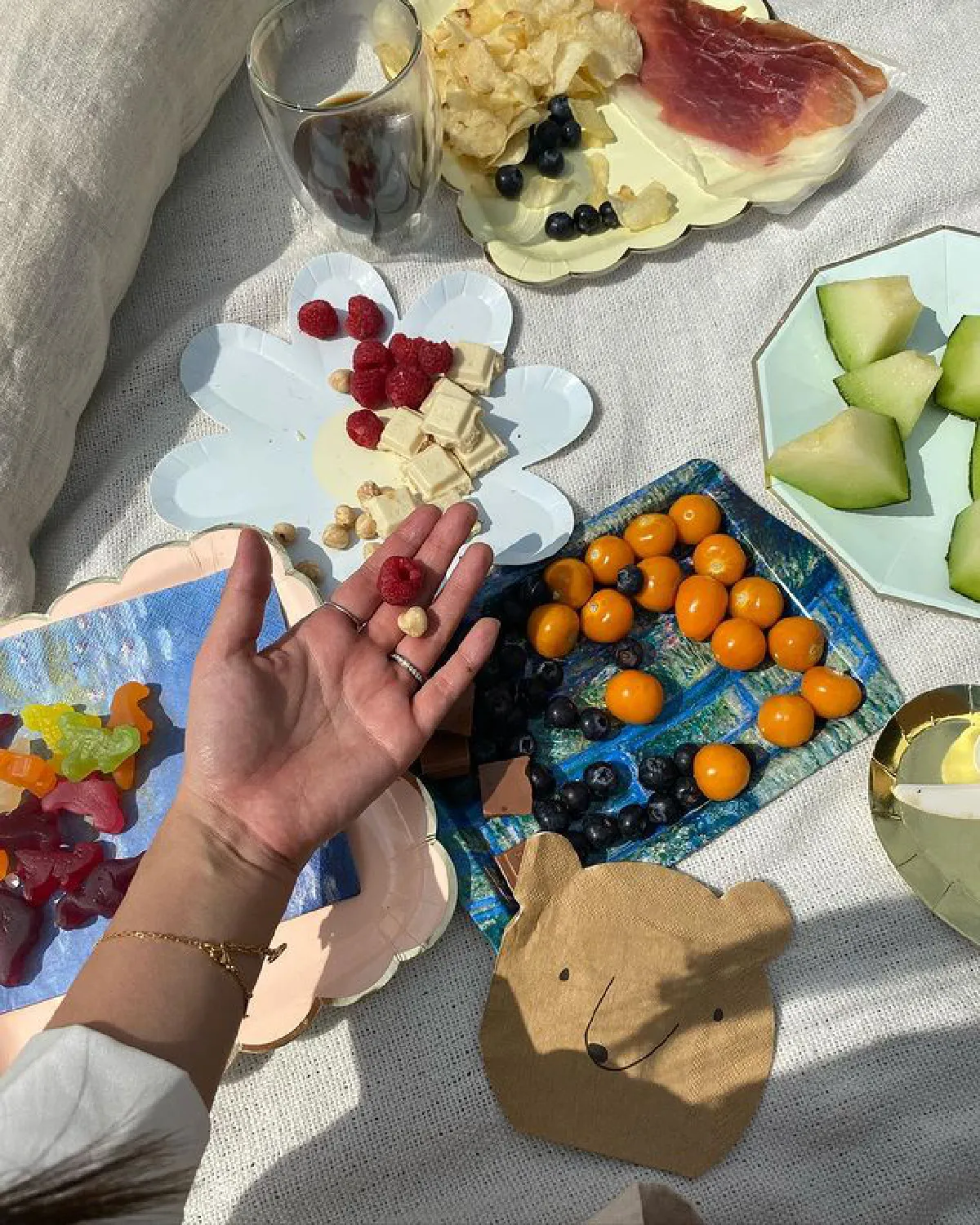 ญาญ่า เซ็กซี่โชว์แผ่นหลังขาวเนียน ในทริปแคมป์ปิ้งกับ ณเดชน์