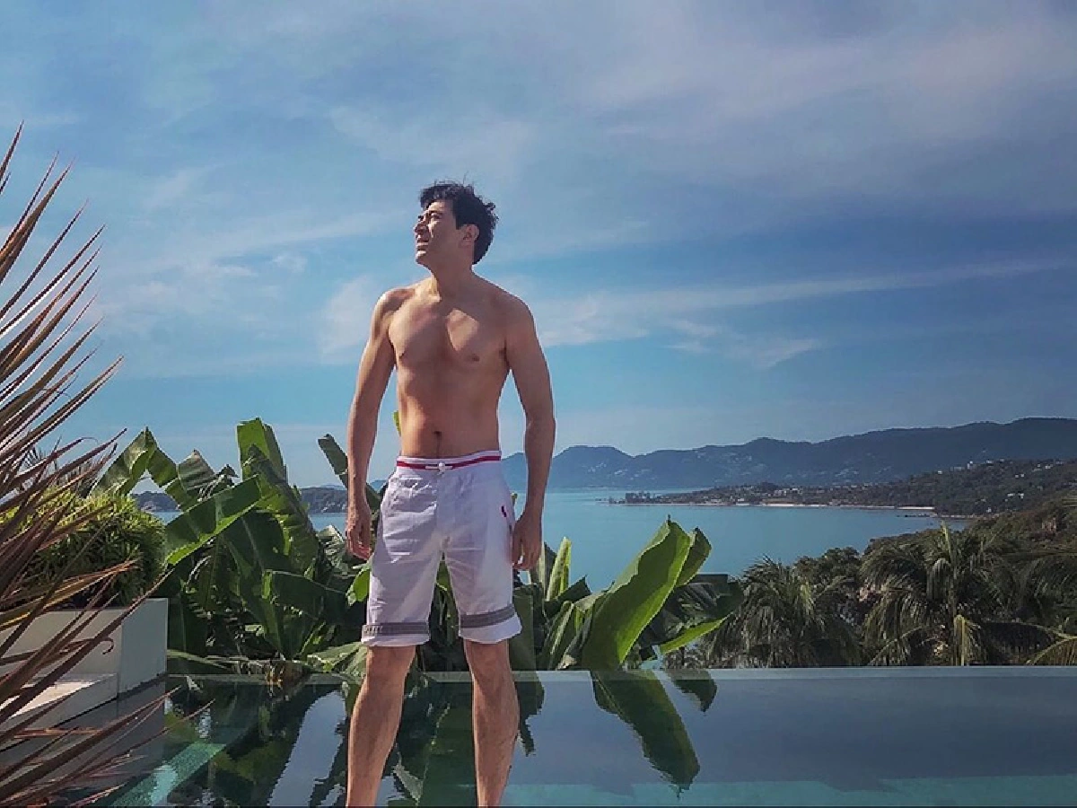 แซม ยุรนันท์ อวดหุ่นสุดเฟิร์มในวัย 57 ปี หล่อเท่ดูดีตลอดกาล