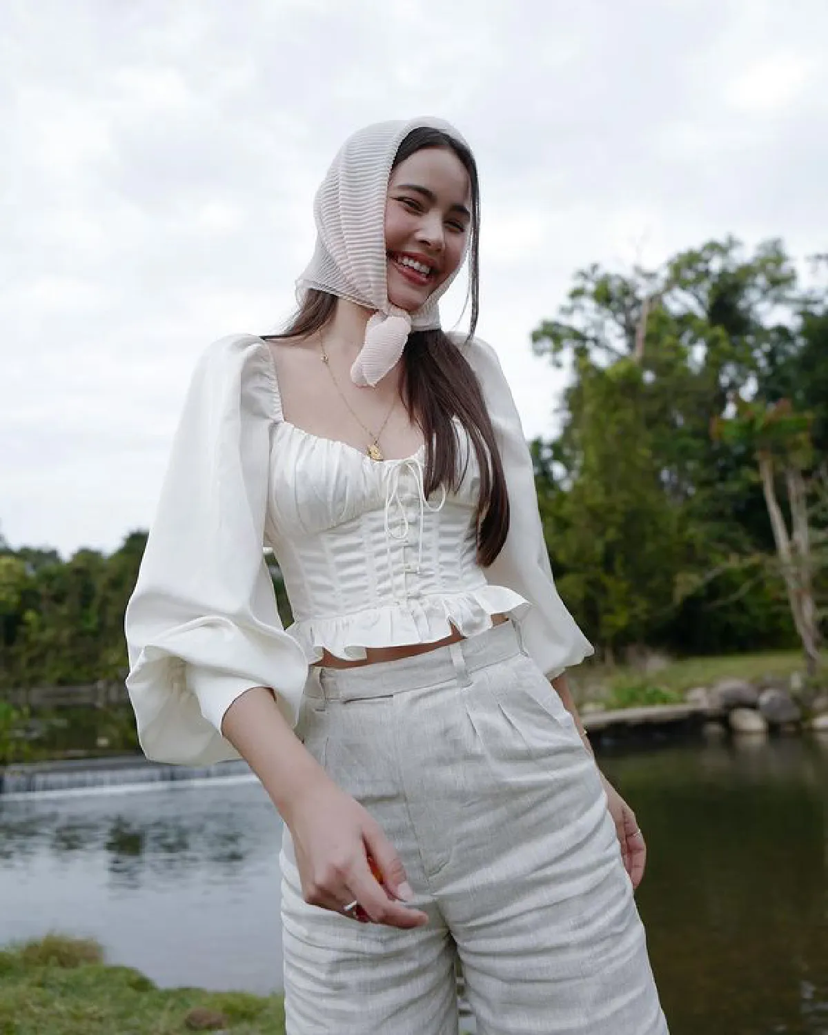 ญาญ่า เซ็กซี่โชว์แผ่นหลังขาวเนียน ในทริปแคมป์ปิ้งกับ ณเดชน์