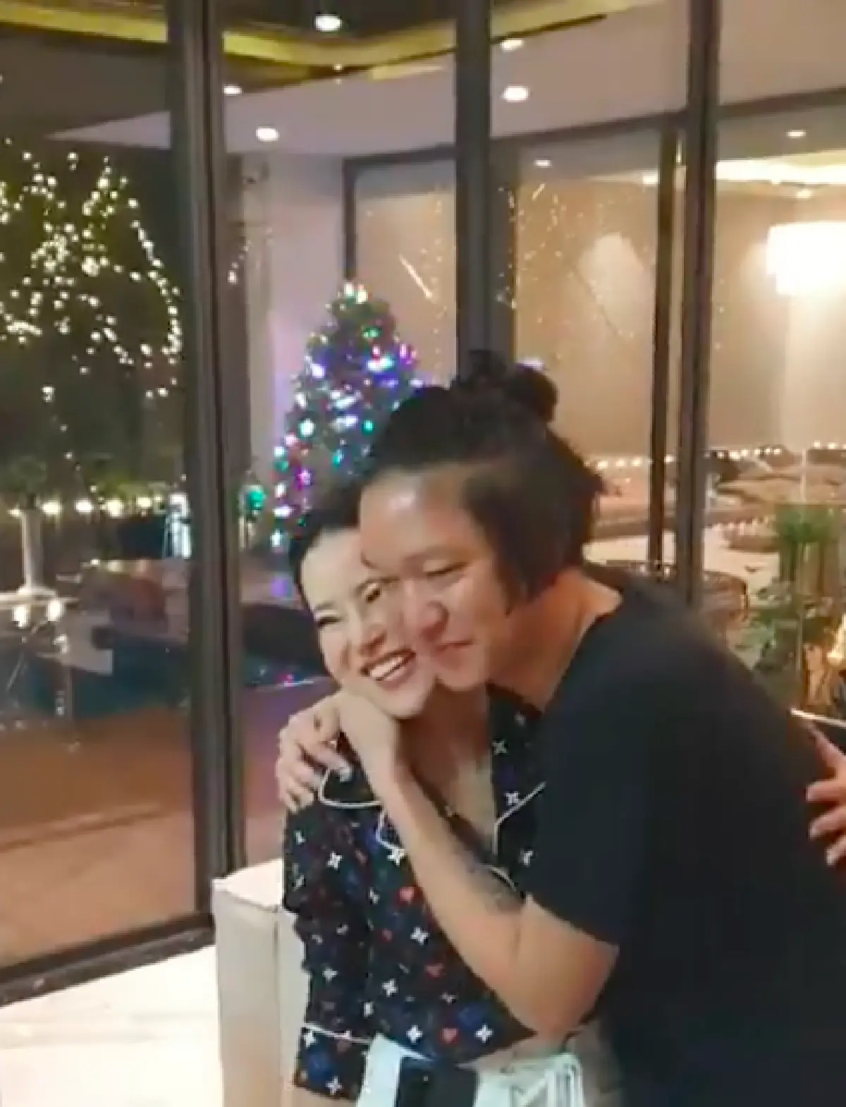 หวานหยดย้อย “จิน” จูบปากภรรยา “หนิง ปณิตา” อย่างดูดดื่ม เล่นใหญ่ยิ่งกว่าในละคร!