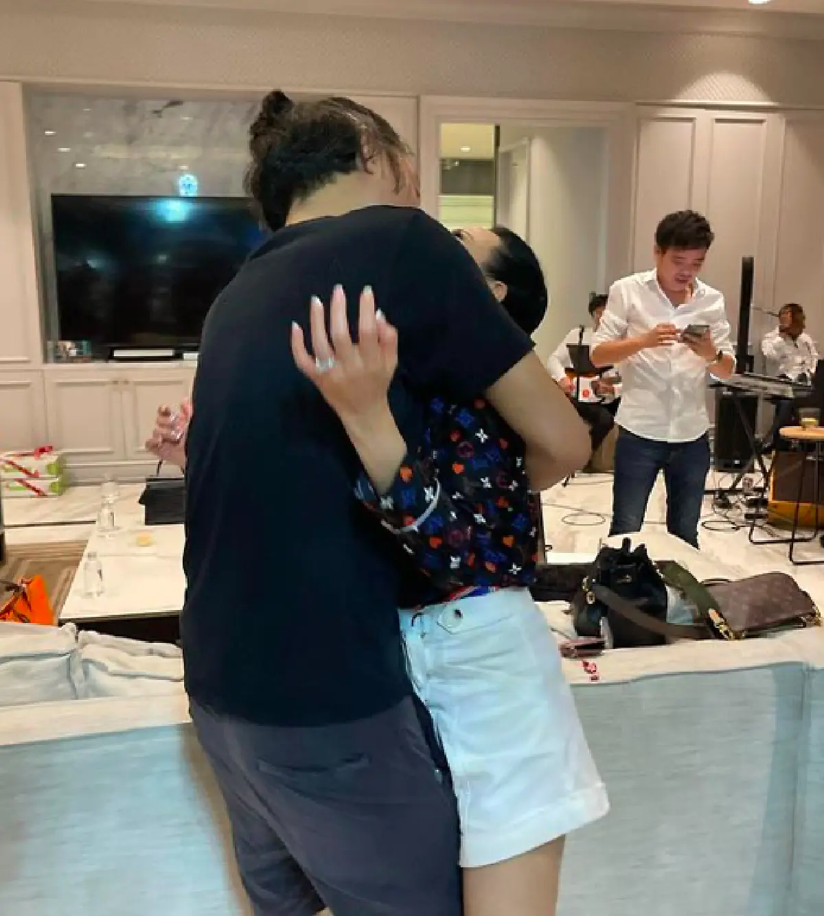 หวานหยดย้อย “จิน” จูบปากภรรยา “หนิง ปณิตา” อย่างดูดดื่ม เล่นใหญ่ยิ่งกว่าในละคร!