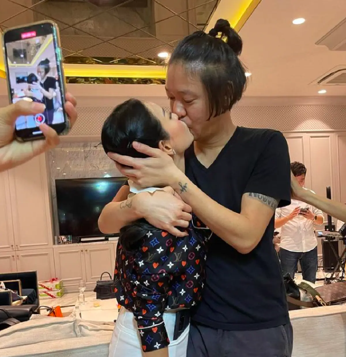 หวานหยดย้อย “จิน” จูบปากภรรยา “หนิง ปณิตา” อย่างดูดดื่ม เล่นใหญ่ยิ่งกว่าในละคร!