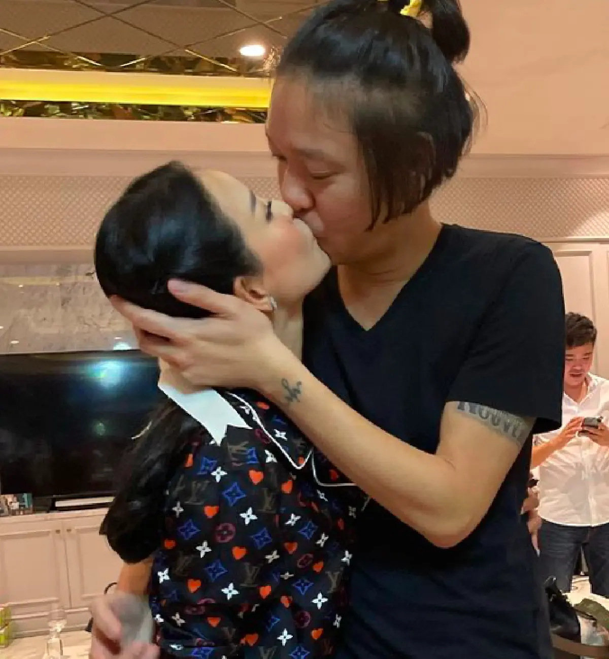 หวานหยดย้อย “จิน” จูบปากภรรยา “หนิง ปณิตา” อย่างดูดดื่ม เล่นใหญ่ยิ่งกว่าในละคร!