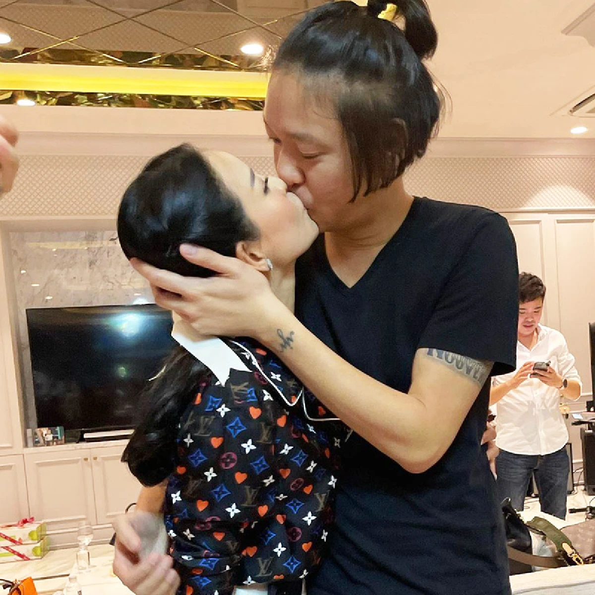 หวานหยดย้อย “จิน” จูบปากภรรยา “หนิง ปณิตา” อย่างดูดดื่ม เล่นใหญ่ยิ่งกว่าในละคร!