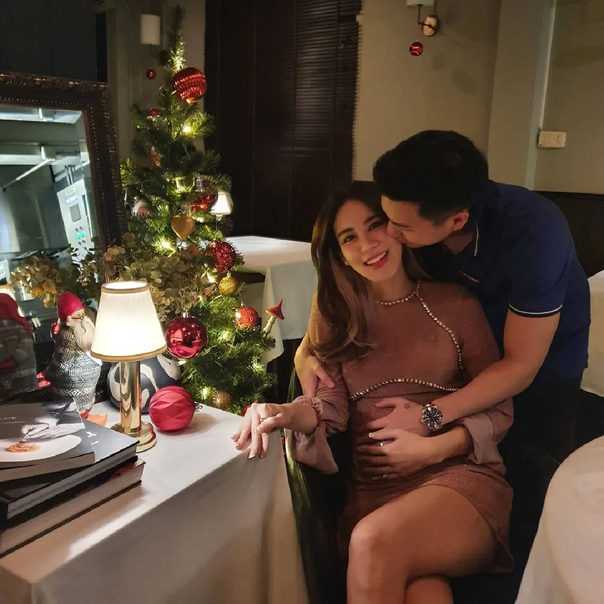 ขนมจีน ควงสามีดินเนอร์สุดหวาน ฉลองครบรอบแต่งงาน 2 ปี 