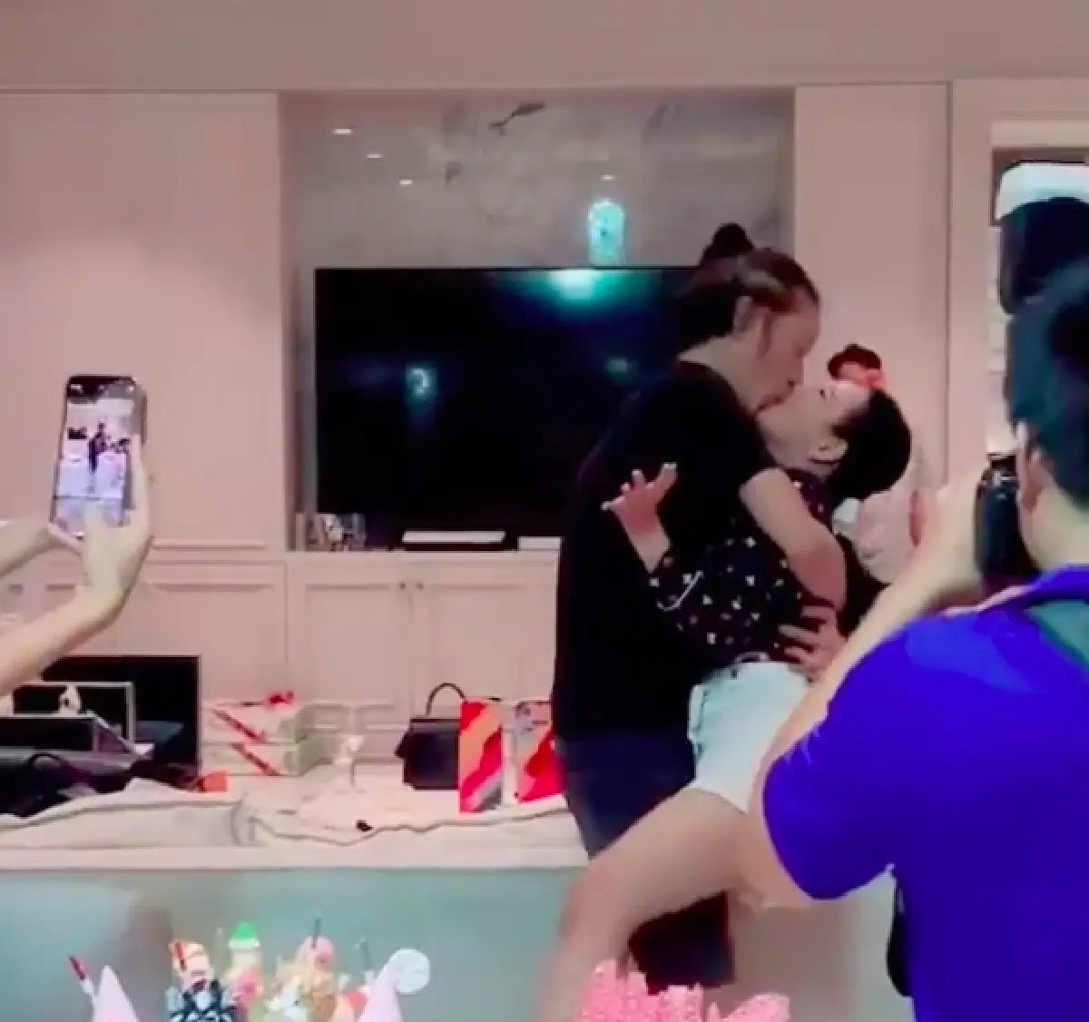 หวานหยดย้อย “จิน” จูบปากภรรยา “หนิง ปณิตา” อย่างดูดดื่ม เล่นใหญ่ยิ่งกว่าในละคร!