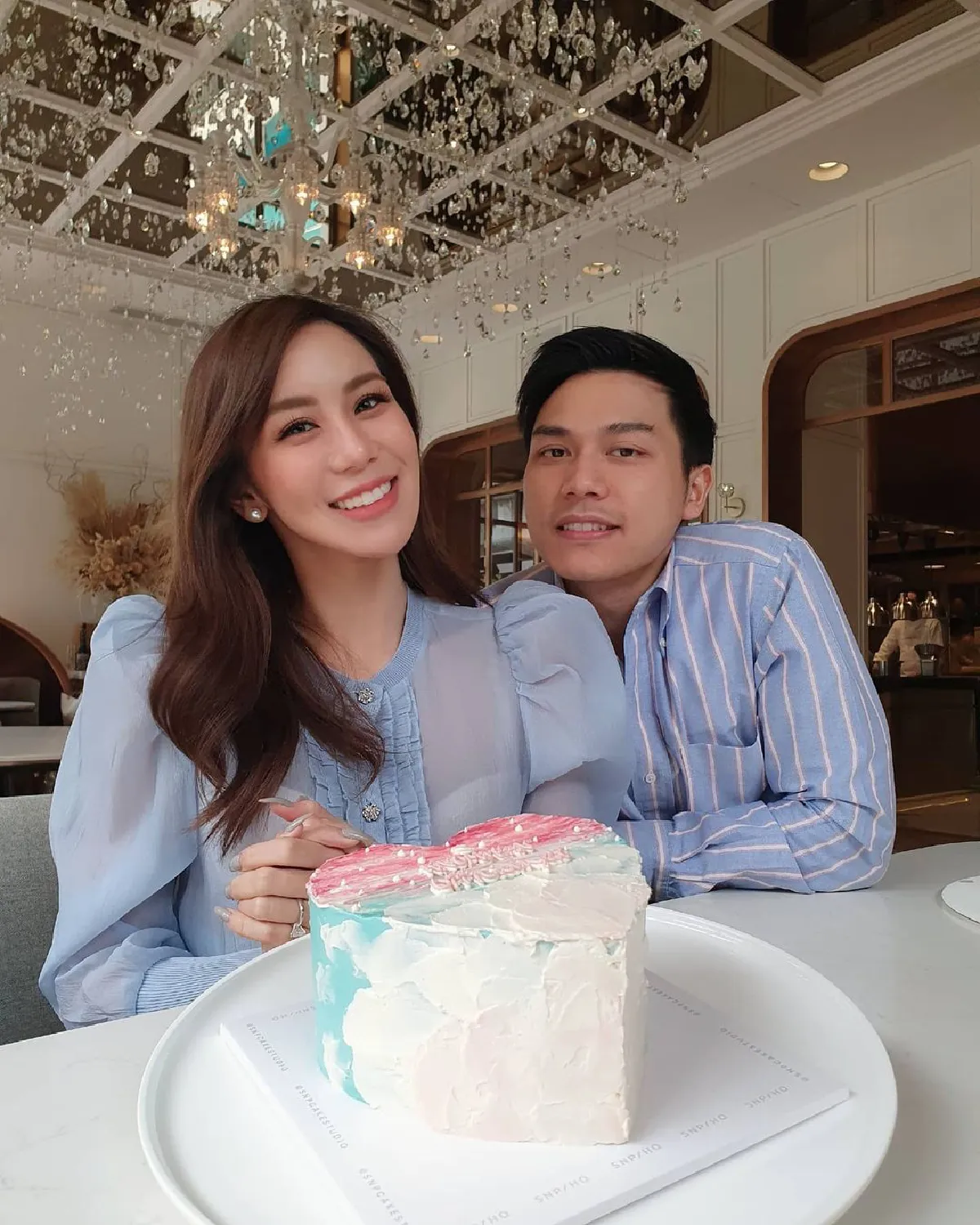 ขนมจีน ควงสามีดินเนอร์สุดหวาน ฉลองครบรอบแต่งงาน 2 ปี 