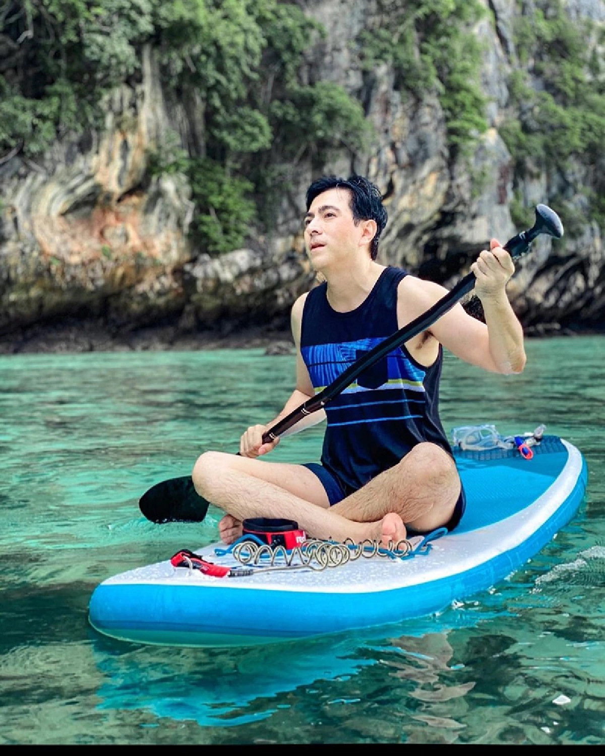 แซม ยุรนันท์ อวดหุ่นสุดเฟิร์มในวัย 57 ปี หล่อเท่ดูดีตลอดกาล