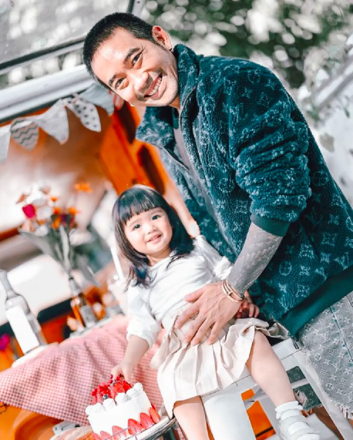 “บอล กฤษณะ” สามี “อุ้ม ลักขณา” ถูกชาวเน็ตแซะอย่างแซ่บ ใส่แบรนด์เนมเยอะไปไหน!? 