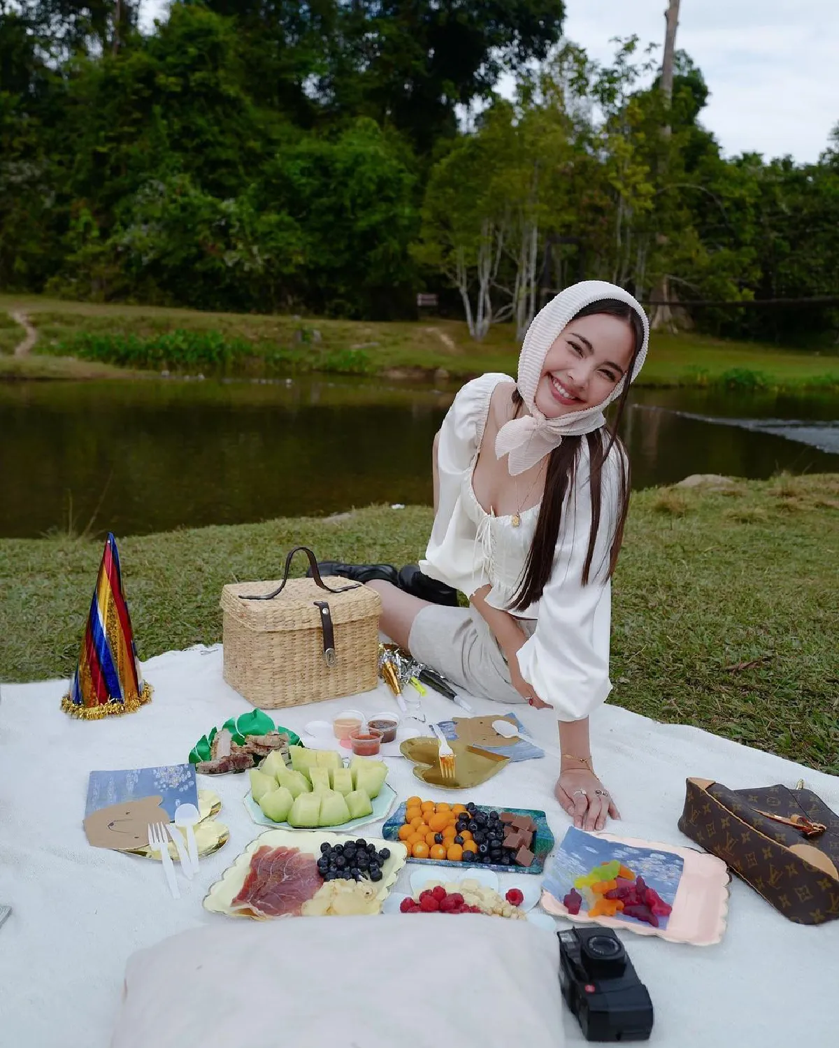 ภาพคู่มาแล้ว! ณเดชน์-ญาญ่า โชว์หวานควงกันปิกนิกที่เขาใหญ่