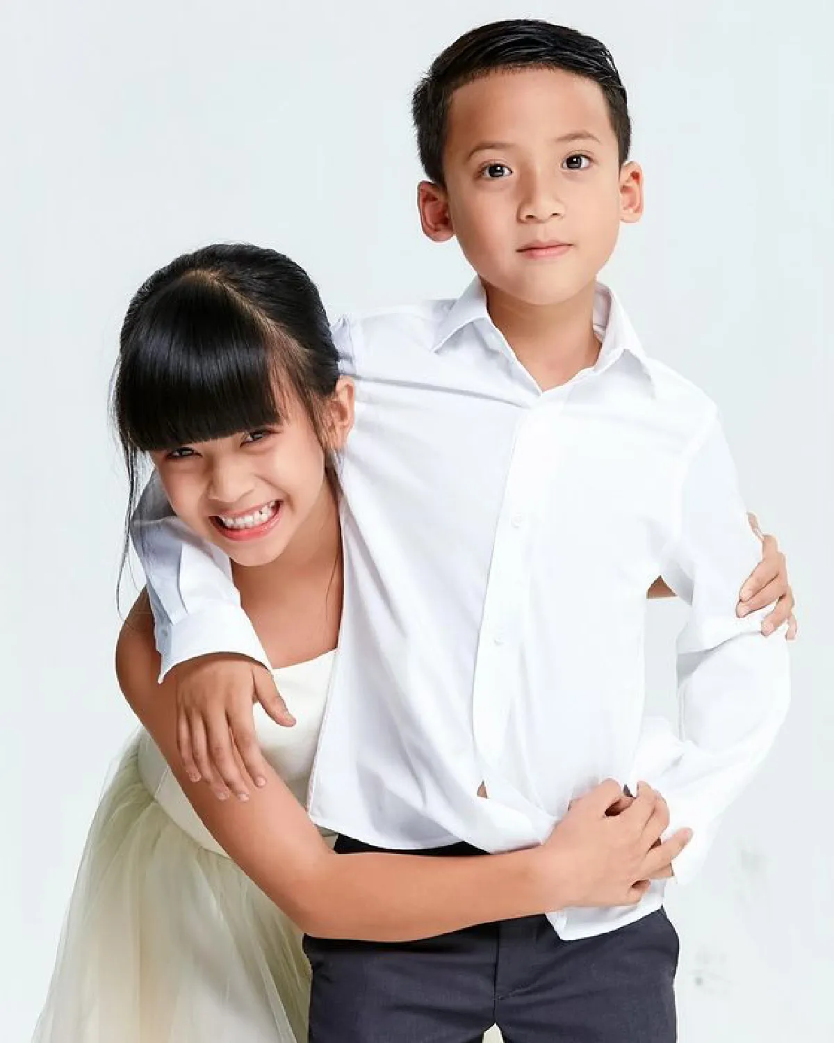  เป๊ะยกบ้าน! "นานา-เวย์” แท็กทีม “น้องบีน่า-น้องบรู๊คลิน” ถ่ายภาพครอบครัวสุดชิค 