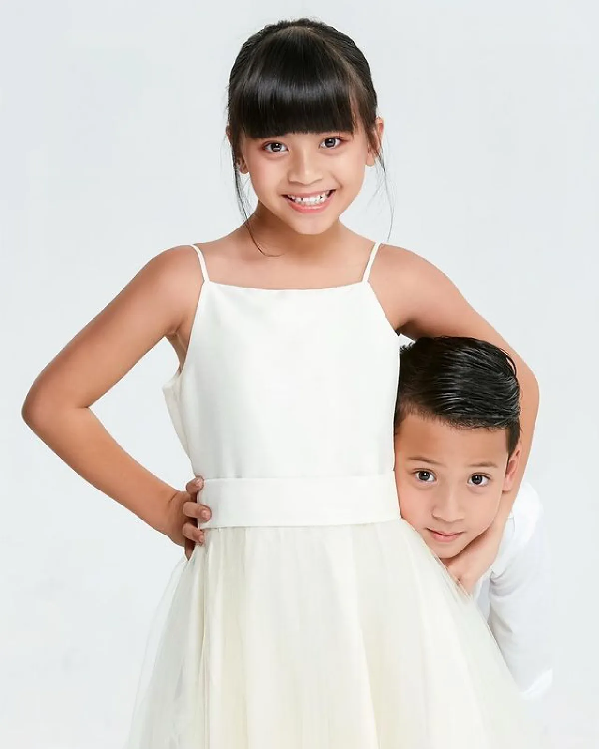  เป๊ะยกบ้าน! "นานา-เวย์” แท็กทีม “น้องบีน่า-น้องบรู๊คลิน” ถ่ายภาพครอบครัวสุดชิค 