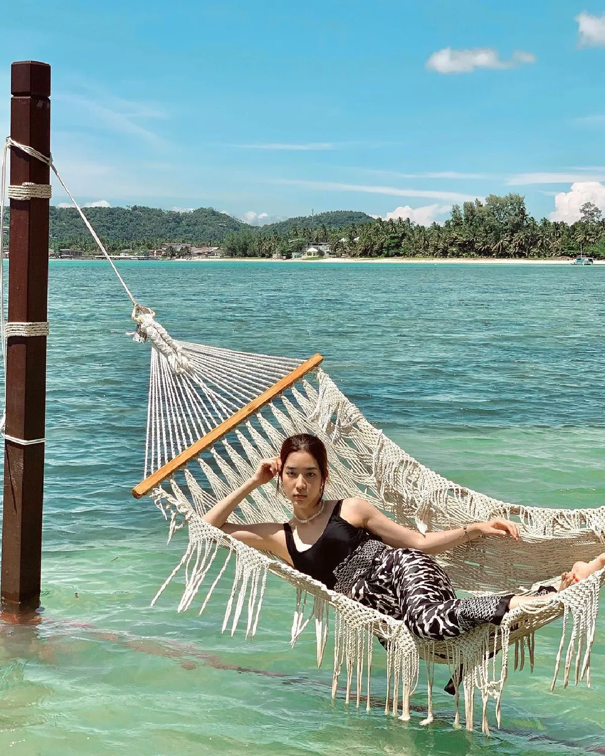 แซ่บส่งท้ายปี! โม มนชนก นุ่งชุดทูพีซเว้าข้างอวดความสดใสริมทะเล 