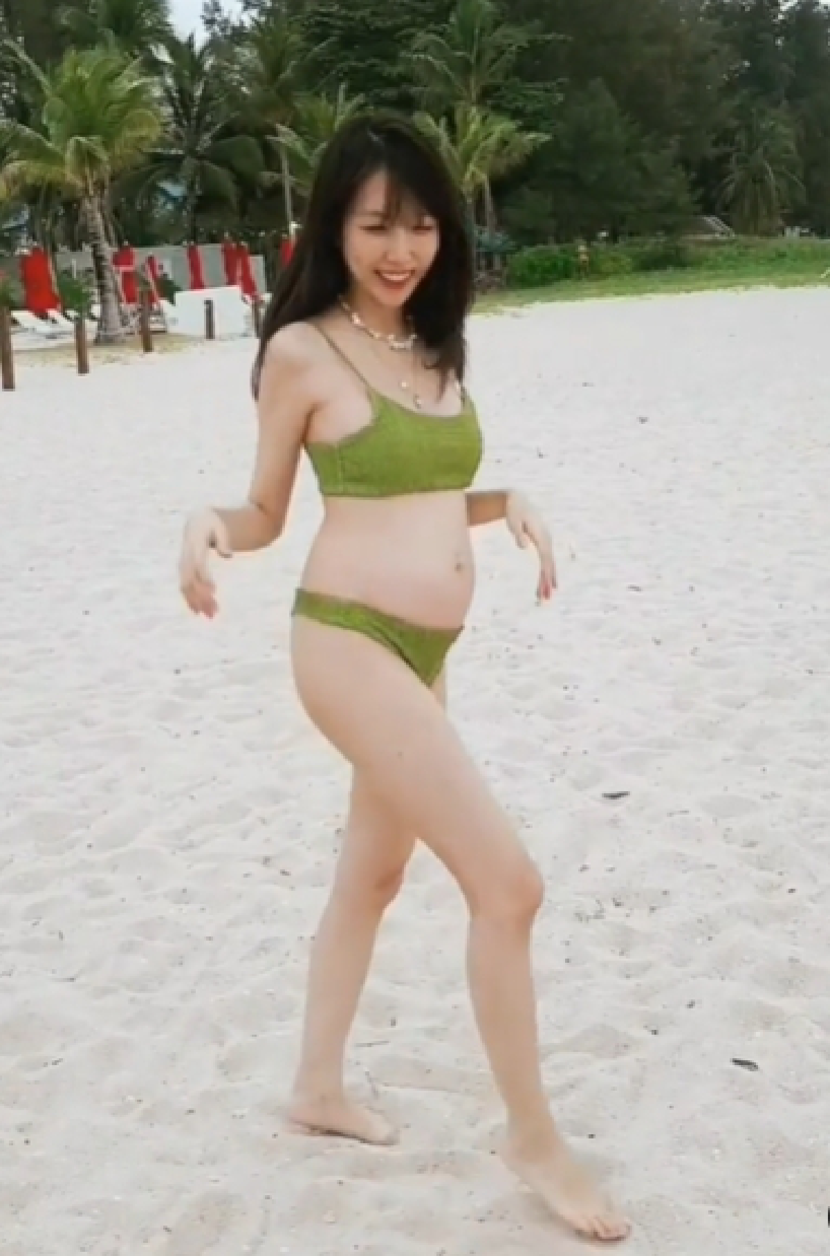 พลอย อัยดา ภรรยา กันต์ อวดหุ่นแซ่บในชุดว่ายน้ำโชว์ท้อง 5 เดือน