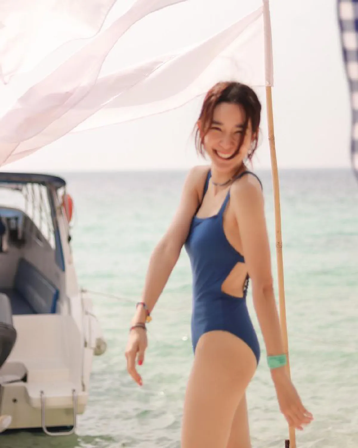 แซ่บส่งท้ายปี! โม มนชนก นุ่งชุดทูพีซเว้าข้างอวดความสดใสริมทะเล 