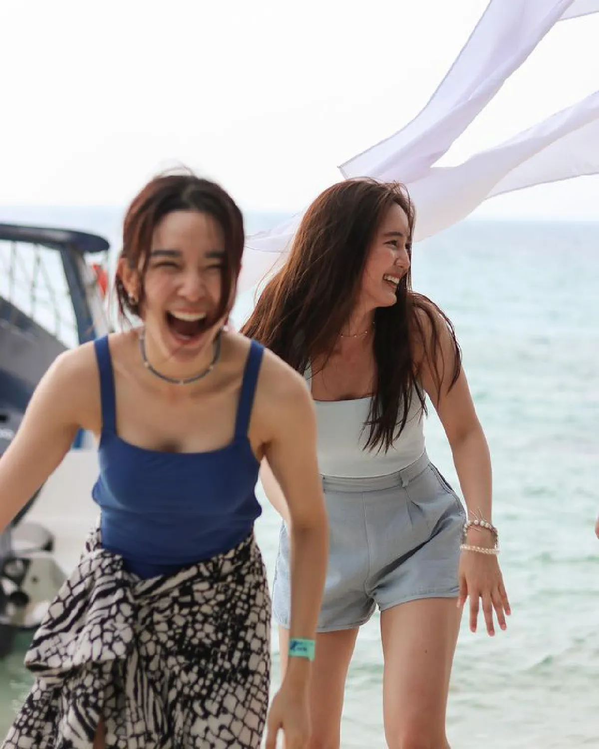 แซ่บส่งท้ายปี! โม มนชนก นุ่งชุดทูพีซเว้าข้างอวดความสดใสริมทะเล 