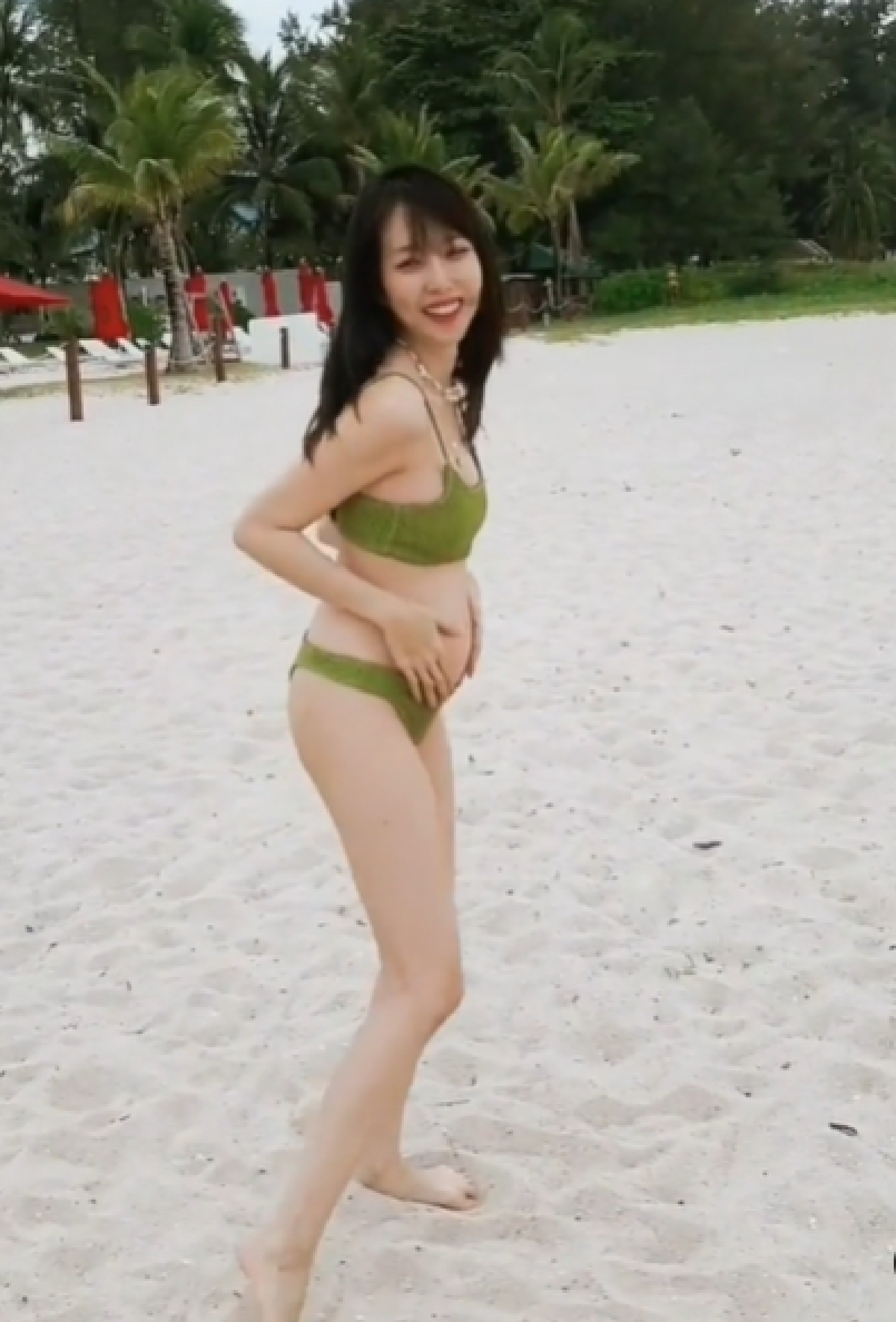 พลอย อัยดา ภรรยา กันต์ อวดหุ่นแซ่บในชุดว่ายน้ำโชว์ท้อง 5 เดือน