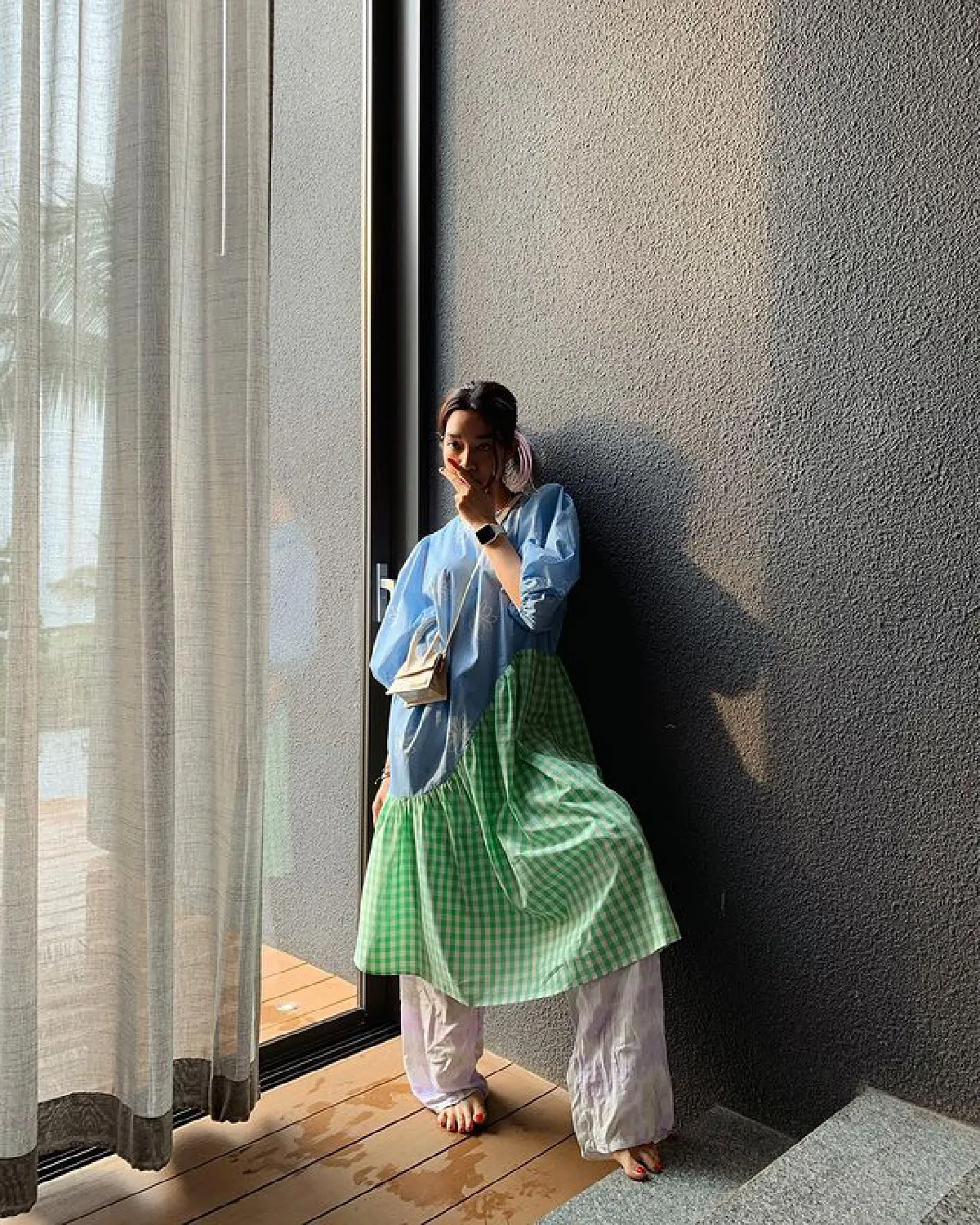 แซ่บส่งท้ายปี! โม มนชนก นุ่งชุดทูพีซเว้าข้างอวดความสดใสริมทะเล 