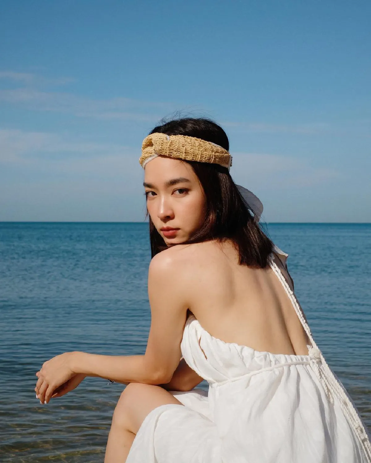 แซ่บส่งท้ายปี! โม มนชนก นุ่งชุดทูพีซเว้าข้างอวดความสดใสริมทะเล 