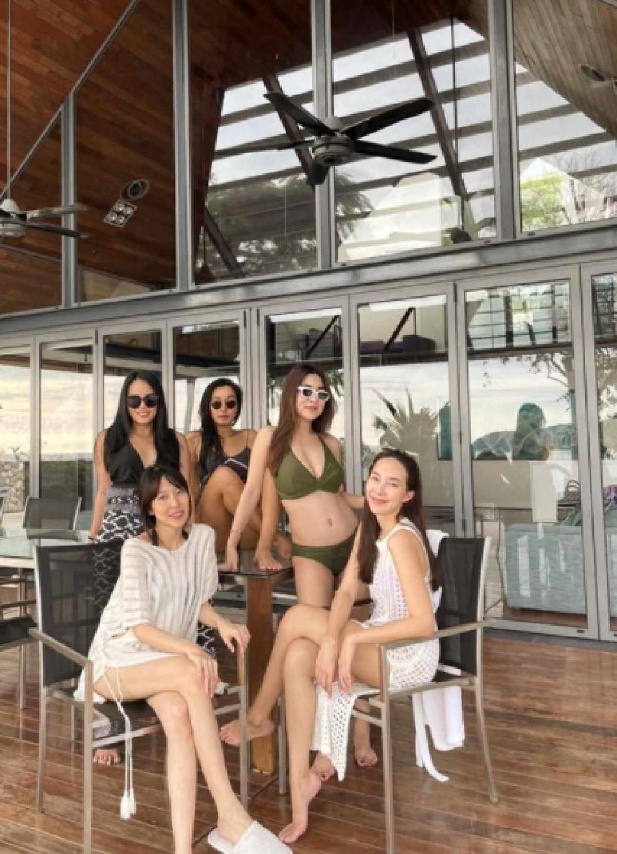 พลอย อัยดา ภรรยา กันต์ อวดหุ่นแซ่บในชุดว่ายน้ำโชว์ท้อง 5 เดือน