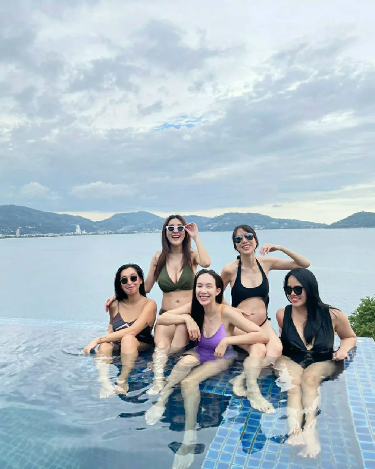 พลอย อัยดา ภรรยา กันต์ อวดหุ่นแซ่บในชุดว่ายน้ำโชว์ท้อง 5 เดือน